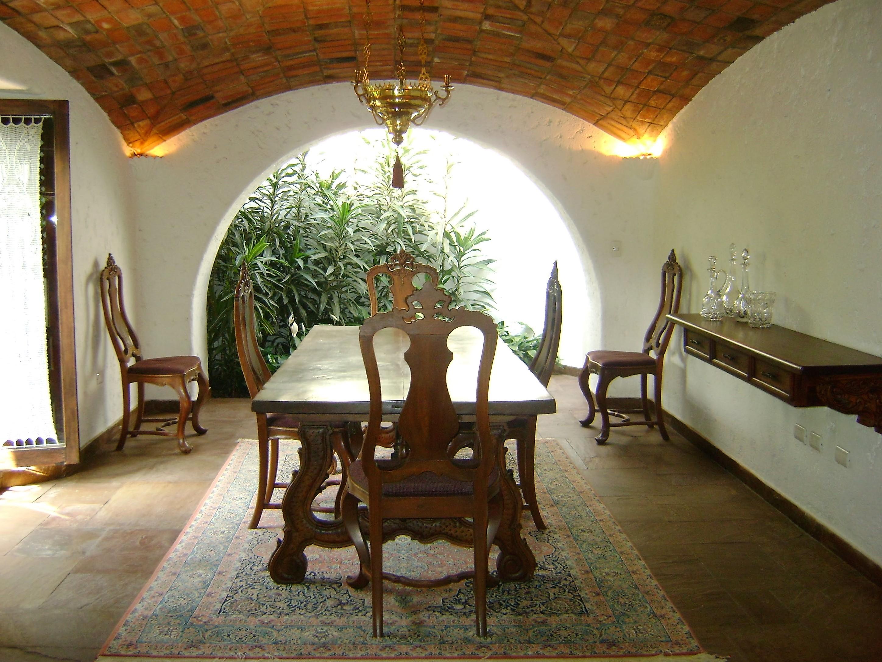 Spanischer Friar-Tisch im Liria-Stil aus Olivenbaumholz und Eisen, s. XVIII im Angebot 3