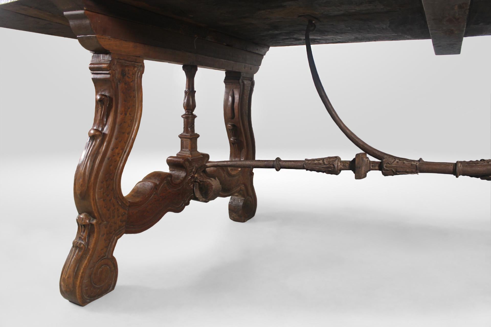 Spanischer Friar-Tisch im Liria-Stil aus Olivenbaumholz und Eisen, s. XVIII (Barock) im Angebot