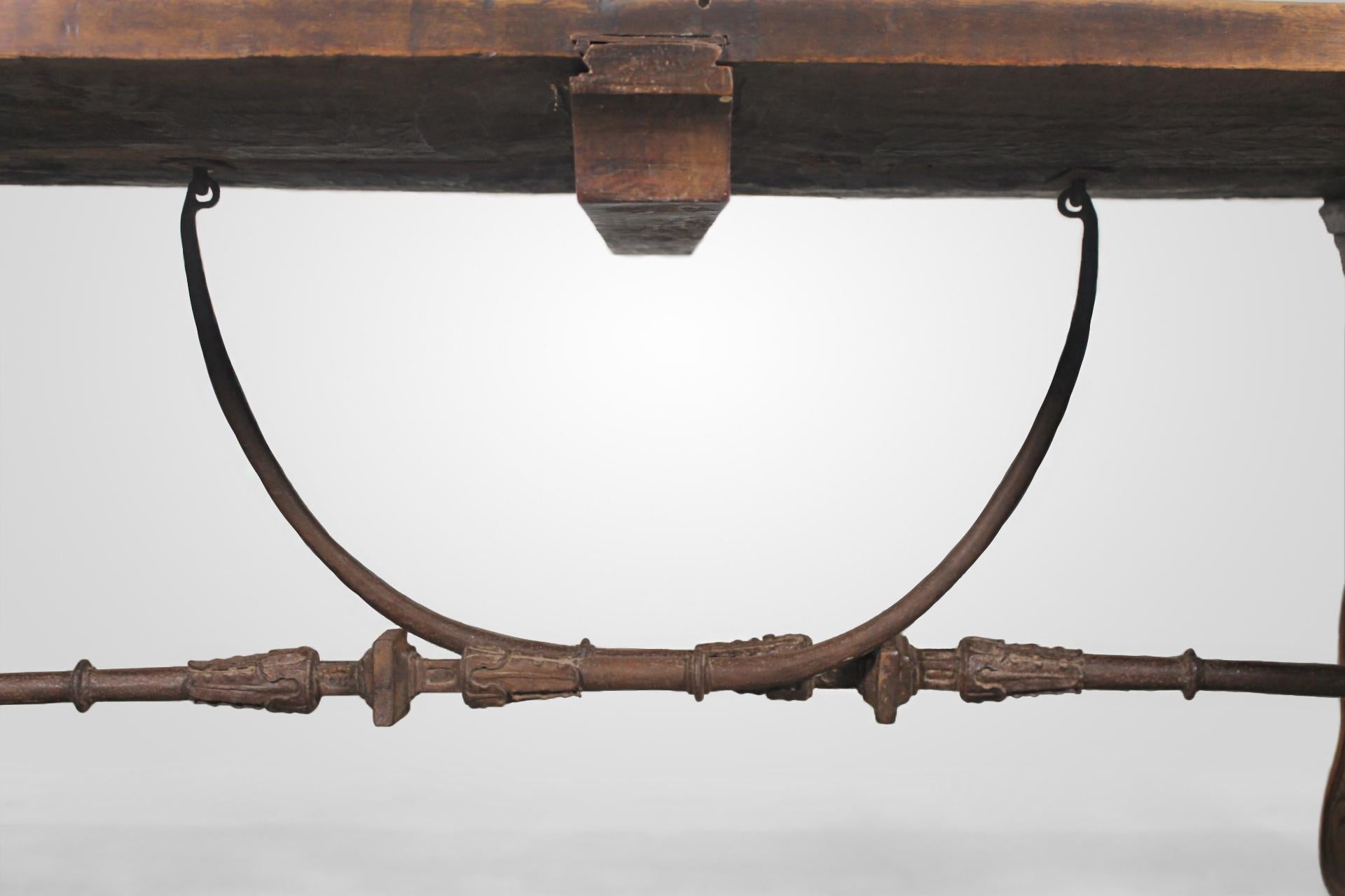 Spanischer Friar-Tisch im Liria-Stil aus Olivenbaumholz und Eisen, s. XVIII (Handgeschnitzt) im Angebot