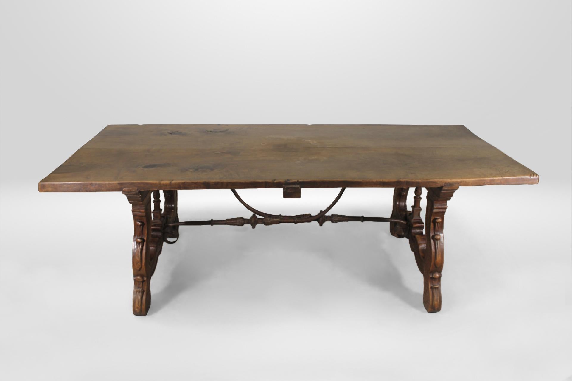 Spanischer Friar-Tisch im Liria-Stil aus Olivenbaumholz und Eisen, s. XVIII (18. Jahrhundert) im Angebot