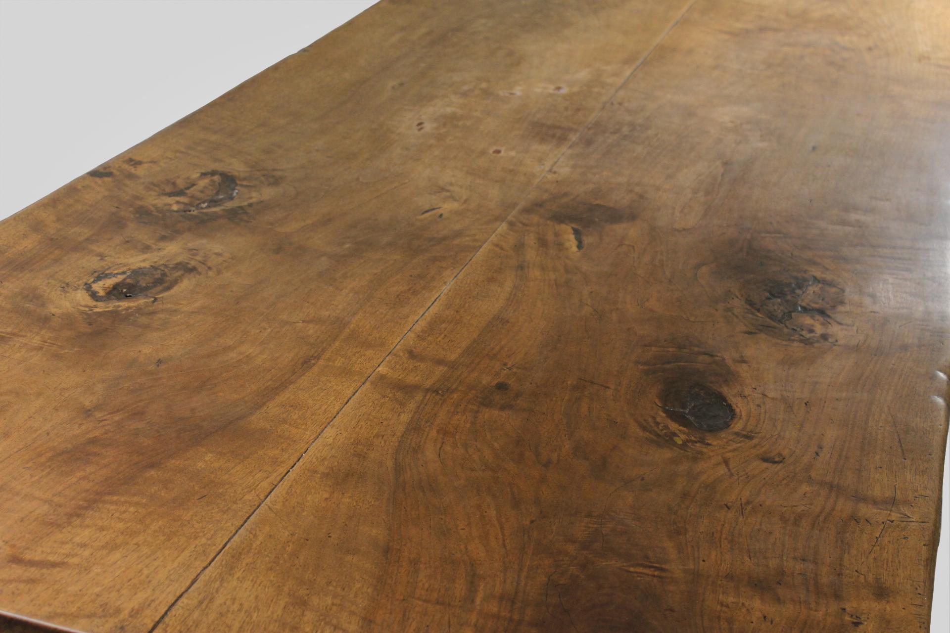 Spanischer Friar-Tisch im Liria-Stil aus Olivenbaumholz und Eisen, s. XVIII im Angebot 1