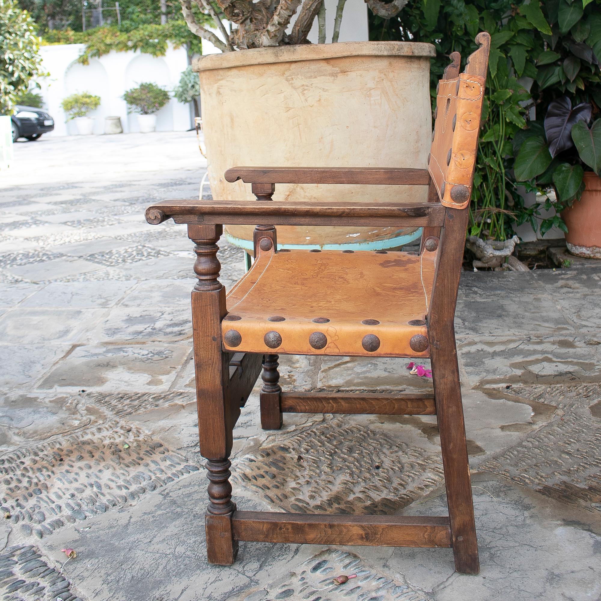 Fauteuil espagnol Friar's en bois sculpté et cuir Bon état - En vente à Marbella, ES