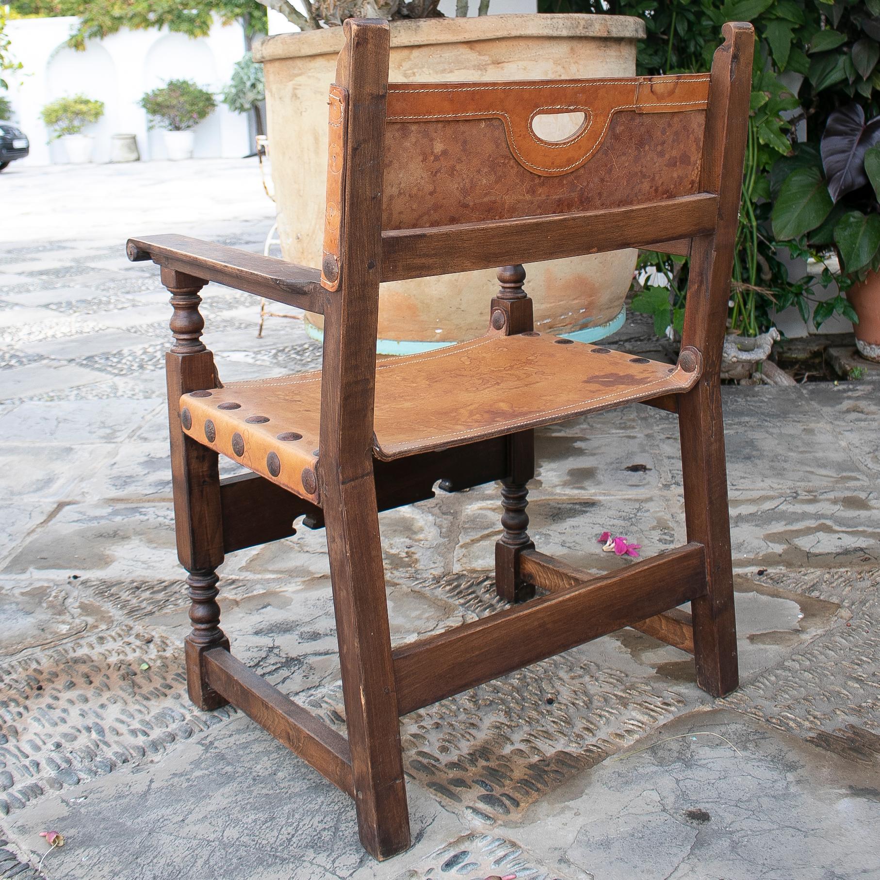 Spanish Friar's Armchair of Carved Wood and Leather In Good Condition For Sale In Marbella, ES