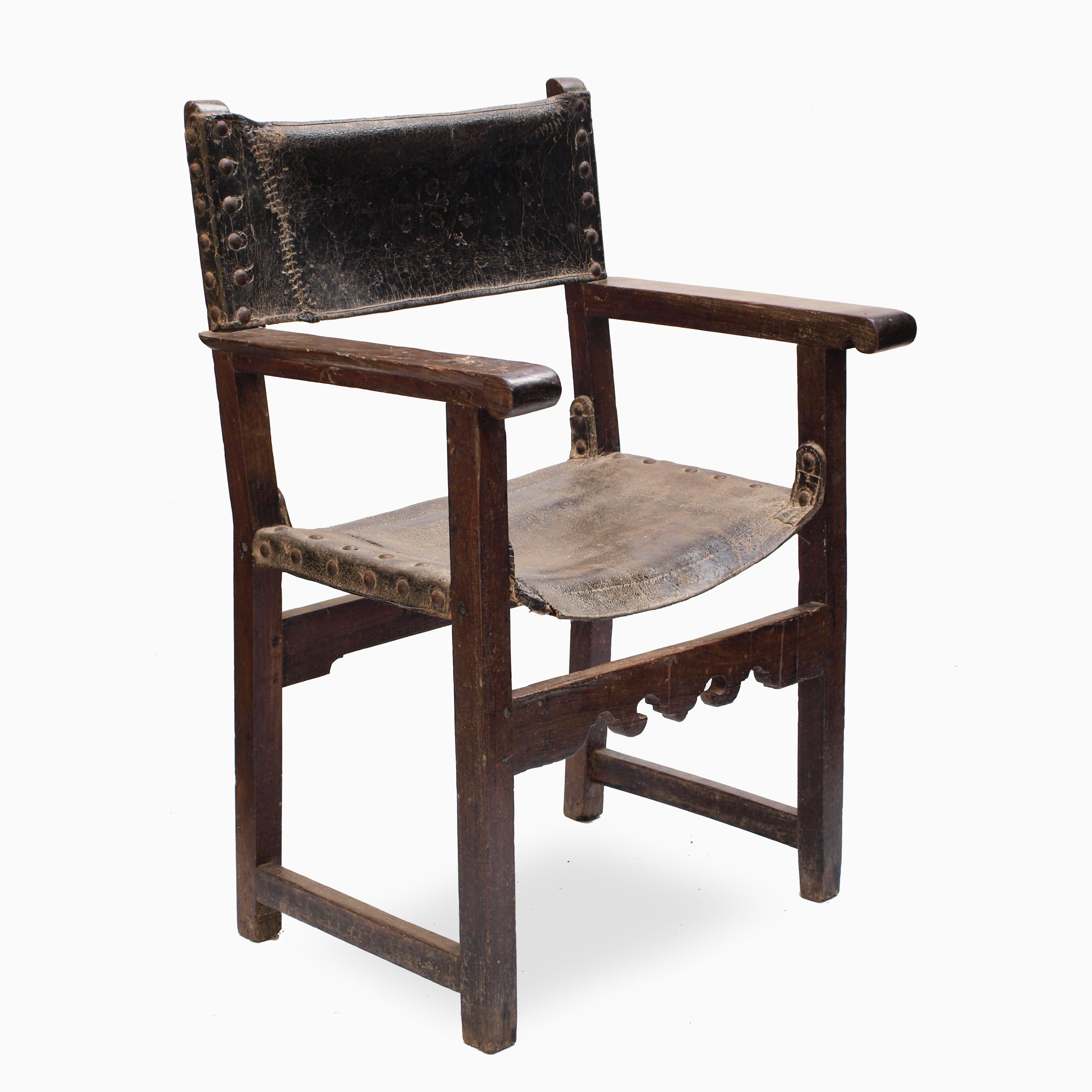 Chaise espagnole en cuir et chêne du 17ème siècle 7