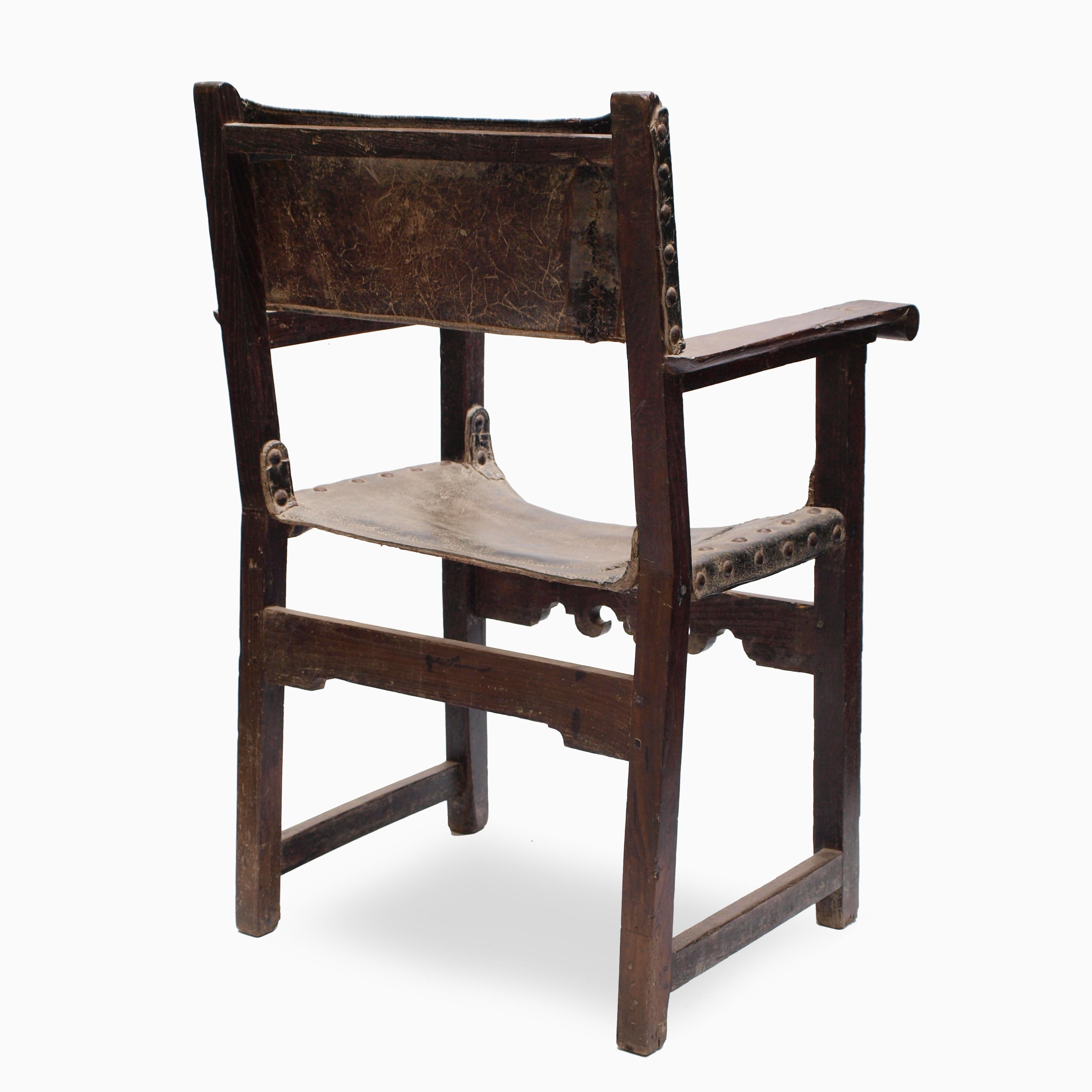 17th Century Spanish Leather and Oak Chair In Distressed Condition In London, GB