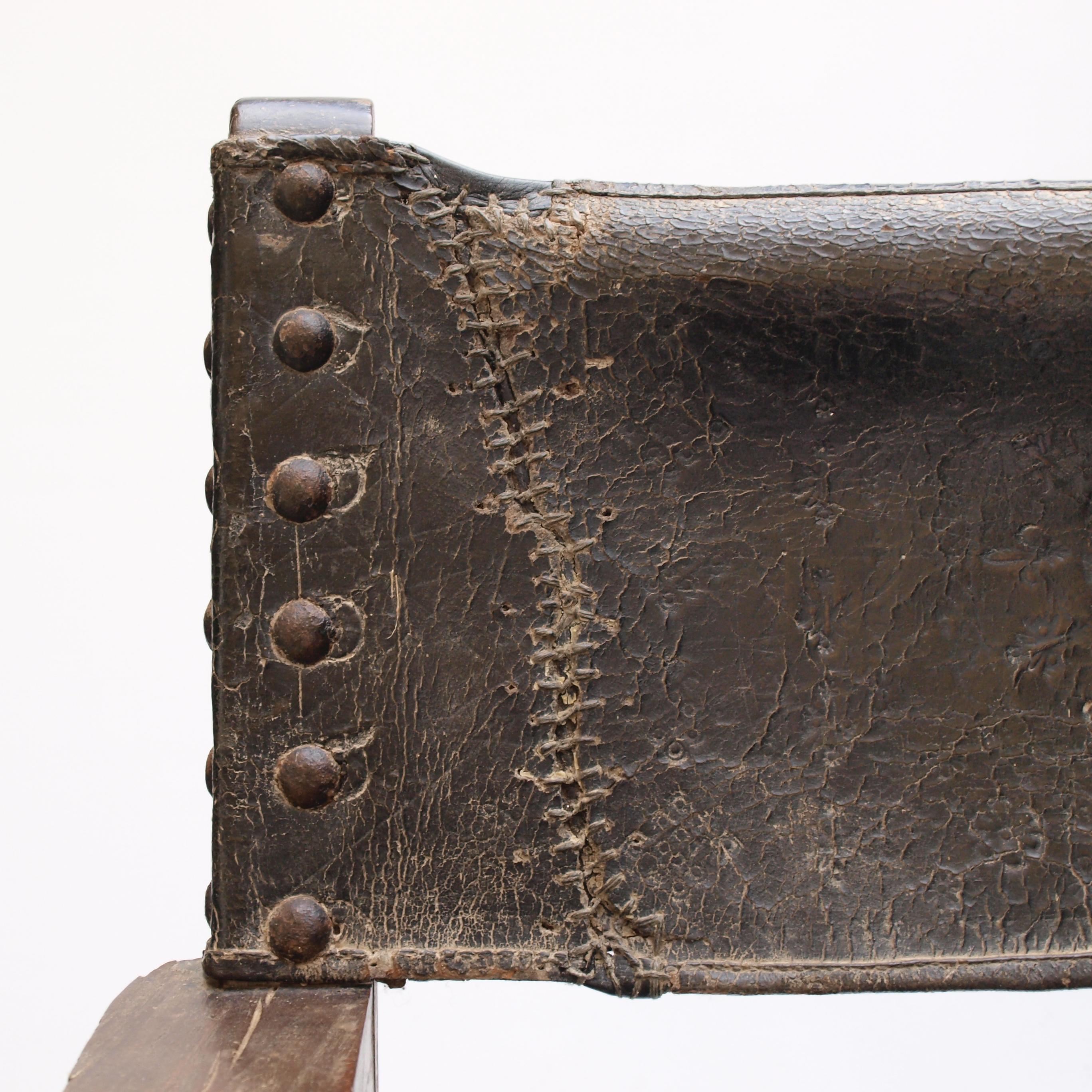 Chaise espagnole en cuir et chêne du 17ème siècle 3