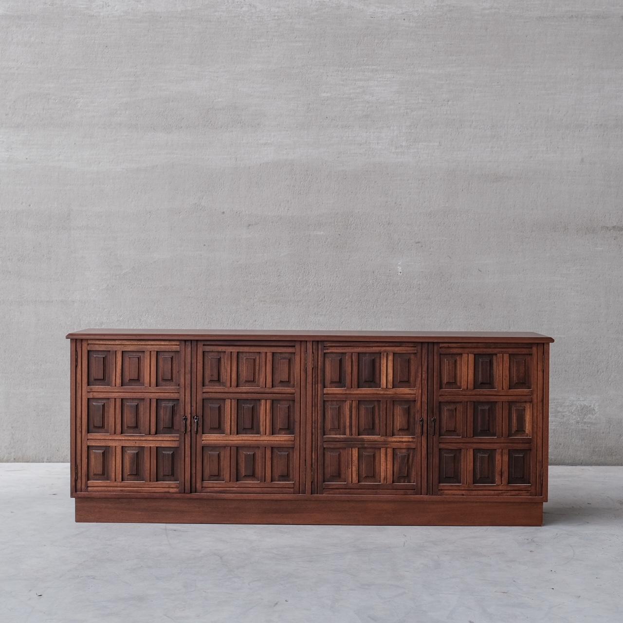 A stylish geometric Spanish sideboard.

Spain, circa 1970s.

Four doors with internal shelving.

Good vintage condition, patina commensurate with age.

Location: Belgium Gallery.

Dimensions: 71 H x 40 D x 180 W in cm.

Delivery: