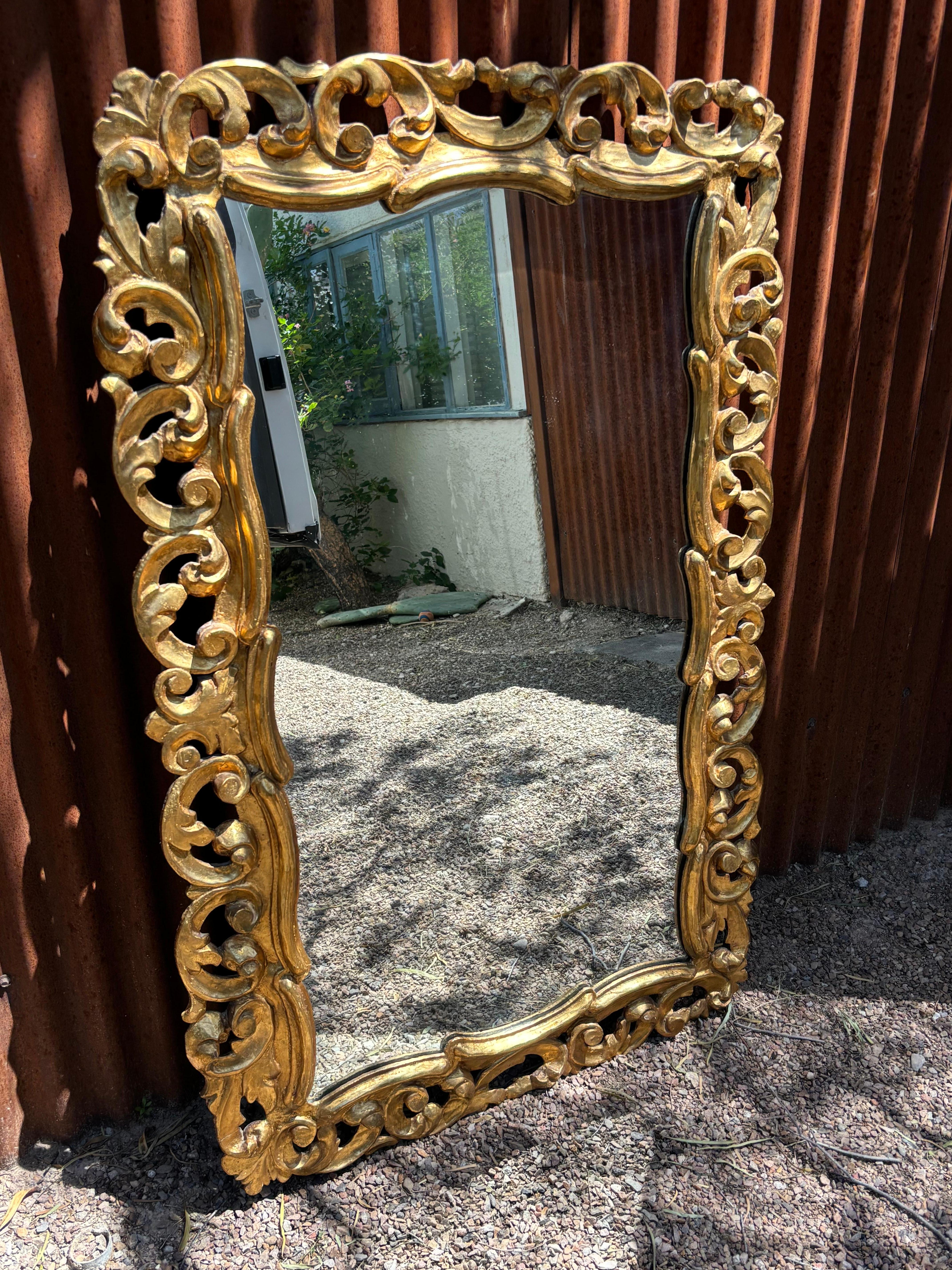 Espejo Español de Gesso, Dorado y Madera mediados del siglo XX en venta
