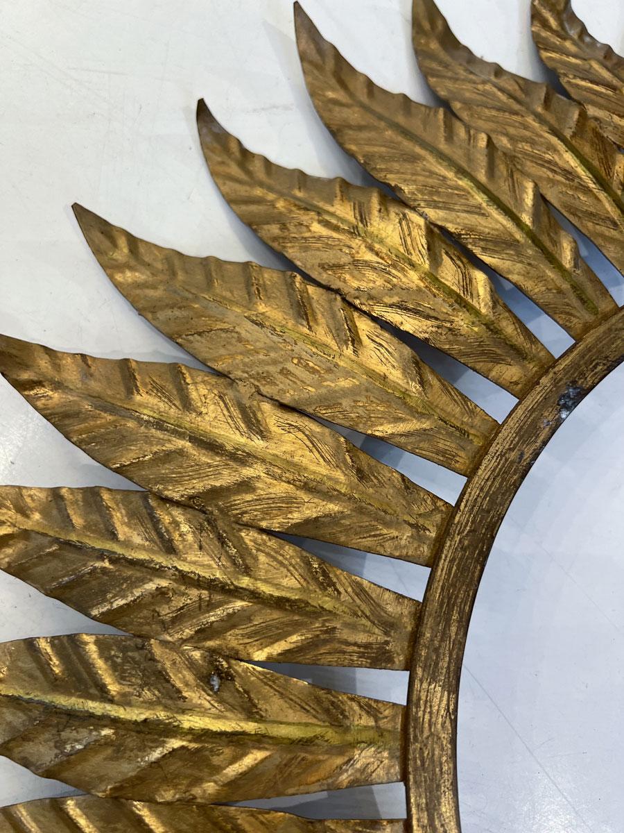Este exquisito sol de hierro dorado español es una impresionante pieza decorativa que ejemplifica el arte y la elegancia del diseño tradicional español. El rayo de sol presenta rayos de hierro meticulosamente elaborados que irradian hacia el