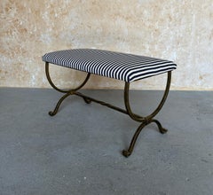 Panchina spagnola in ferro dorato con piedini a voluta