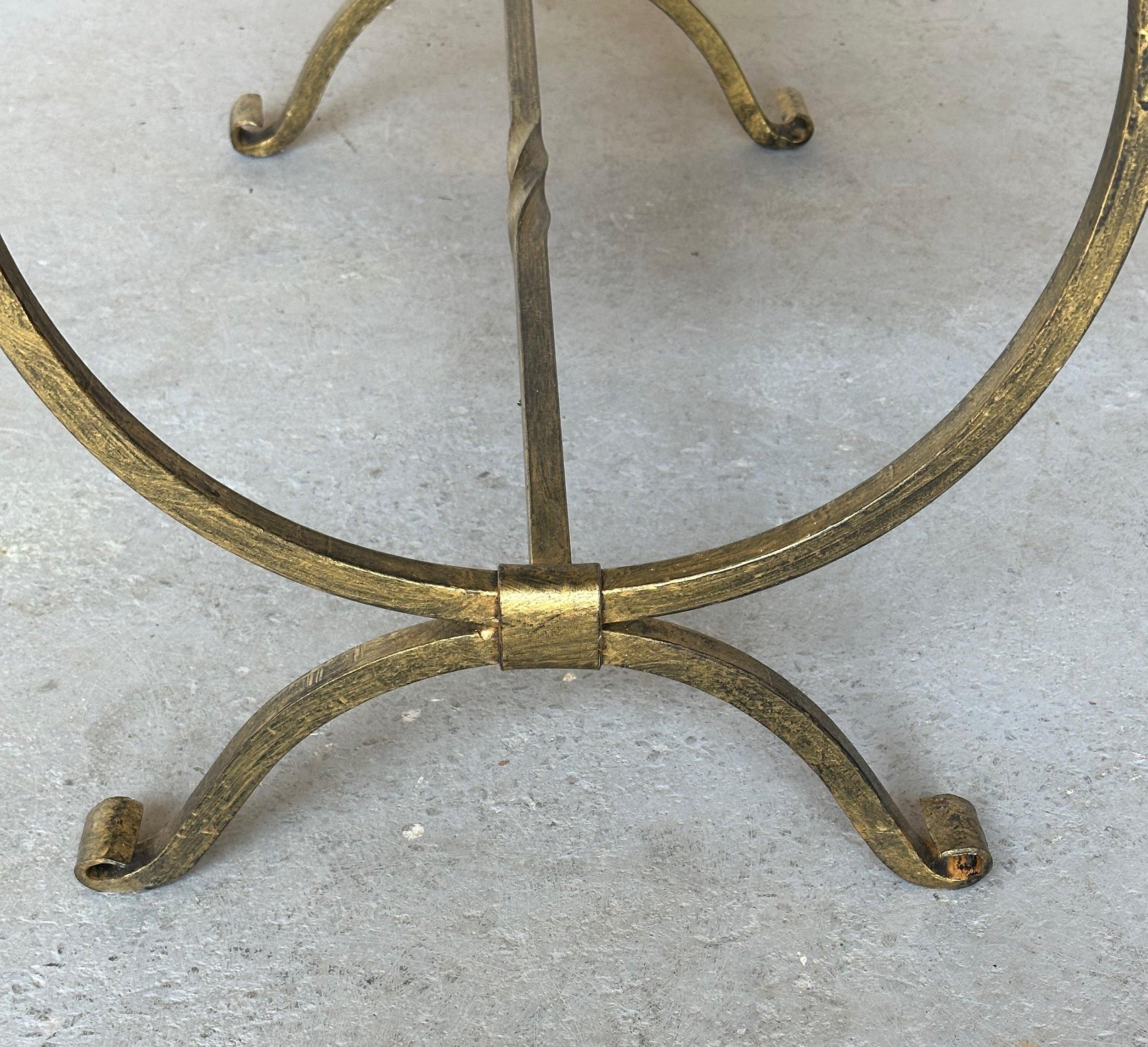Doré Banc espagnol en fer doré avec pieds chantournés