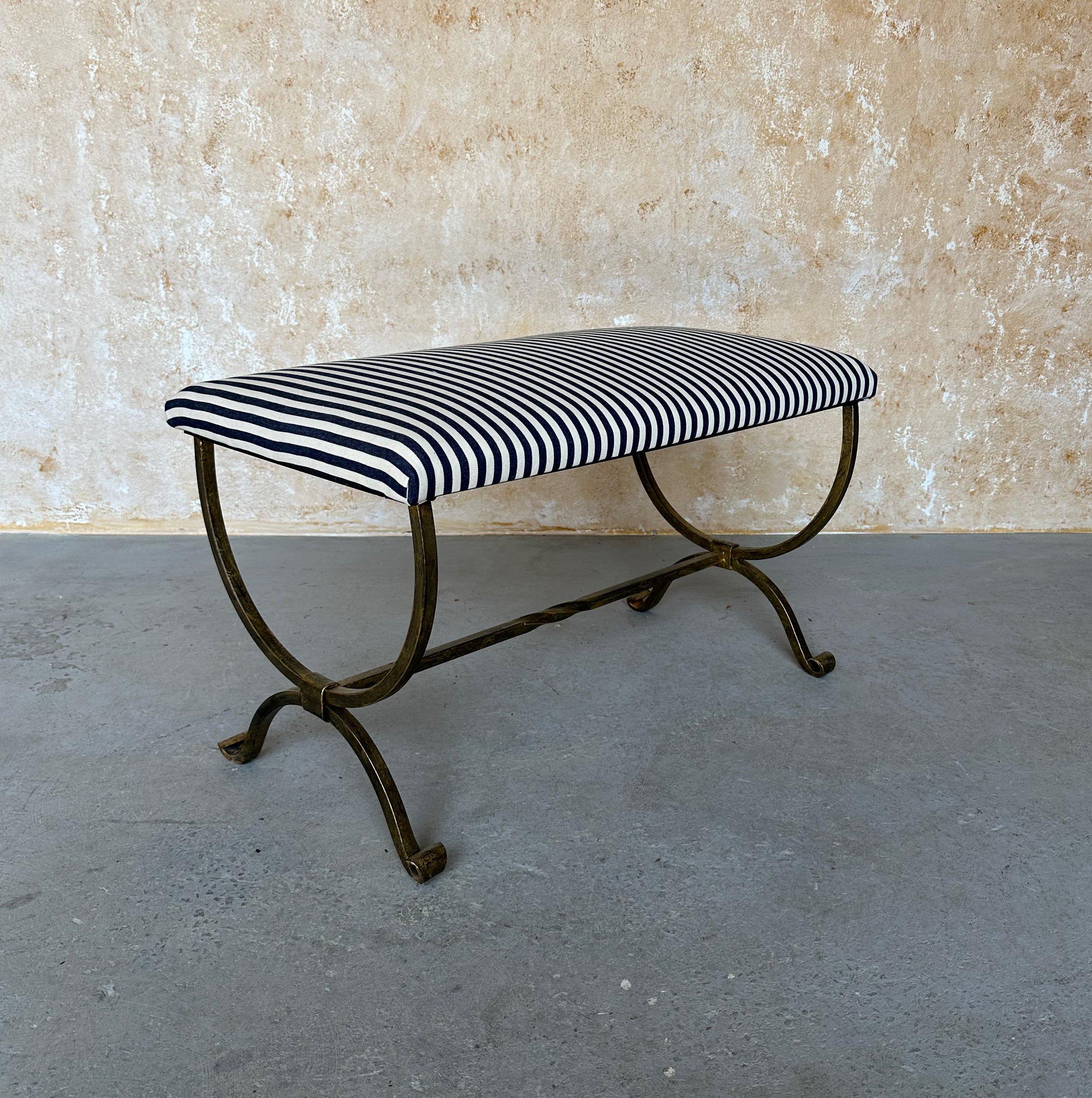 Banc espagnol en fer doré avec pieds chantournés Bon état à Buchanan, NY