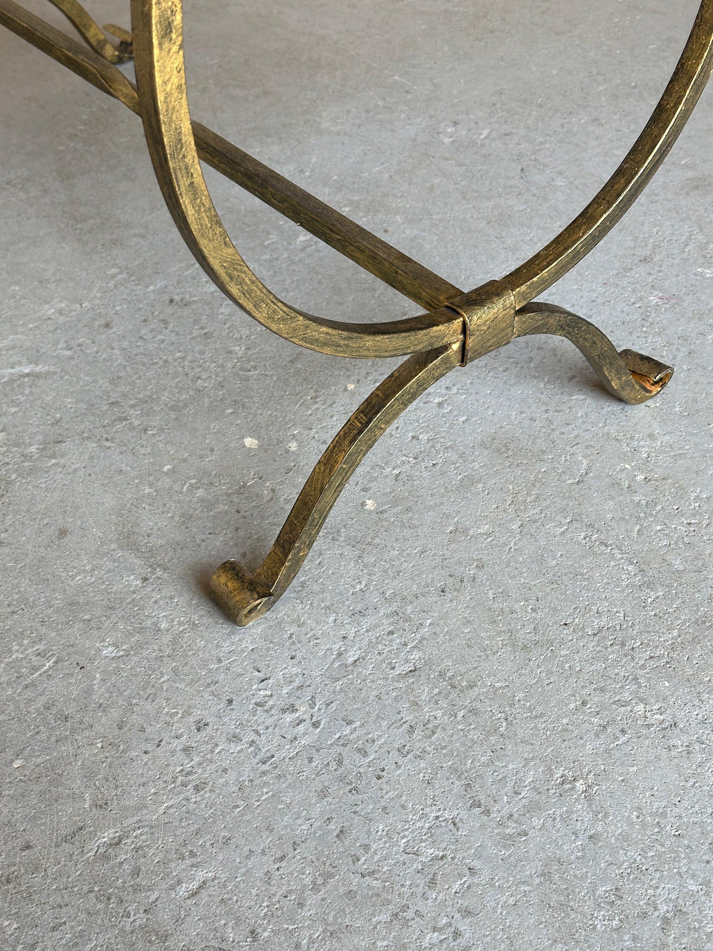 XXIe siècle et contemporain Banc espagnol en fer doré avec pieds chantournés