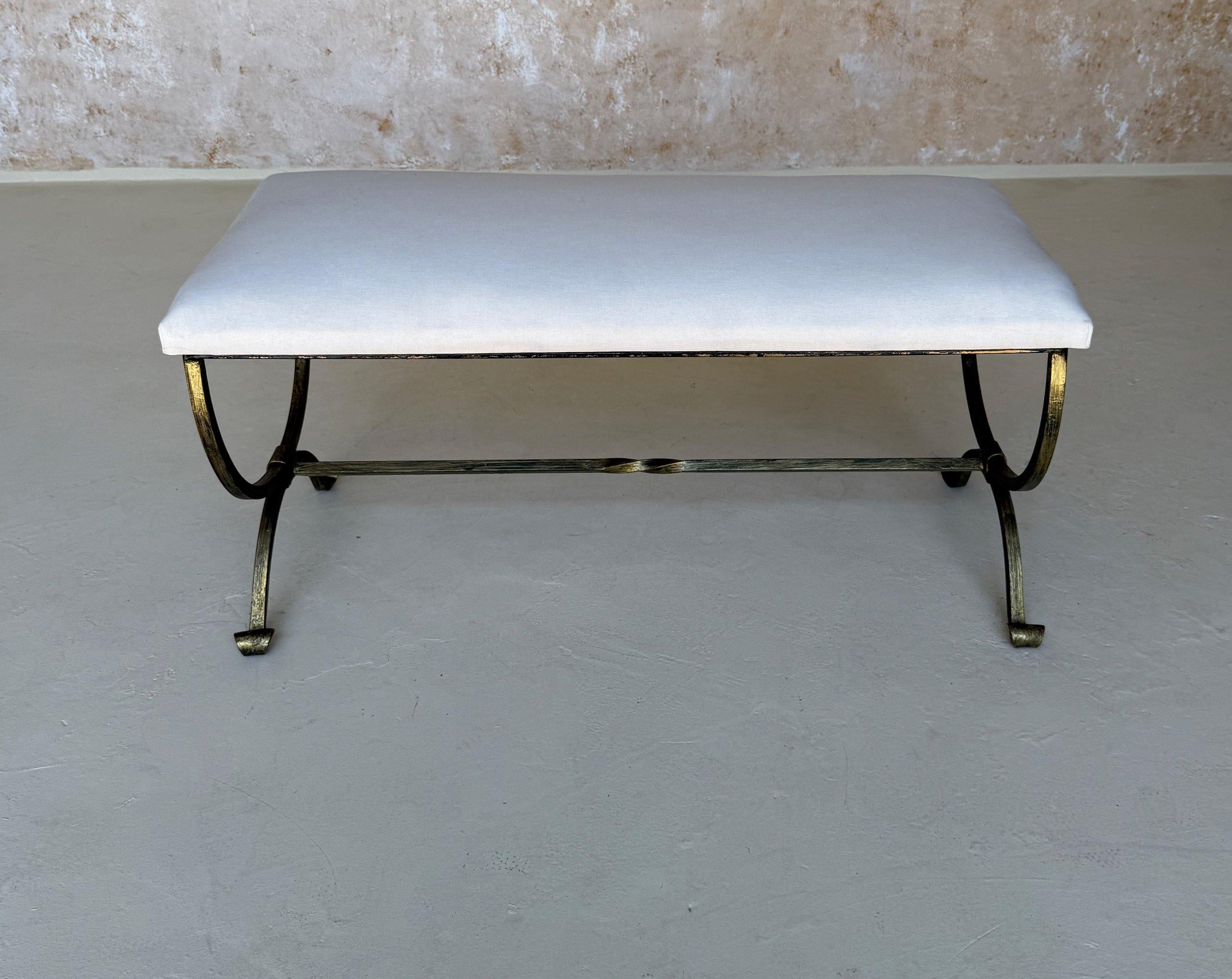 Banc espagnol en fer doré avec pieds chantournés en mousse en vente 2