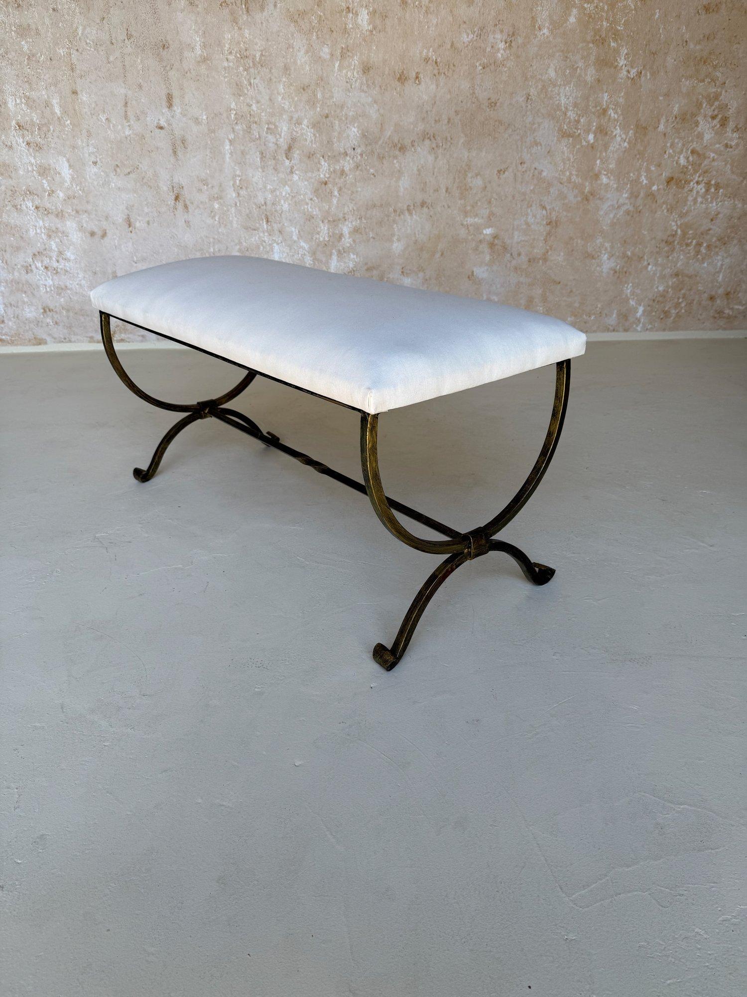 Banc espagnol en fer doré avec pieds chantournés en mousse en vente 3