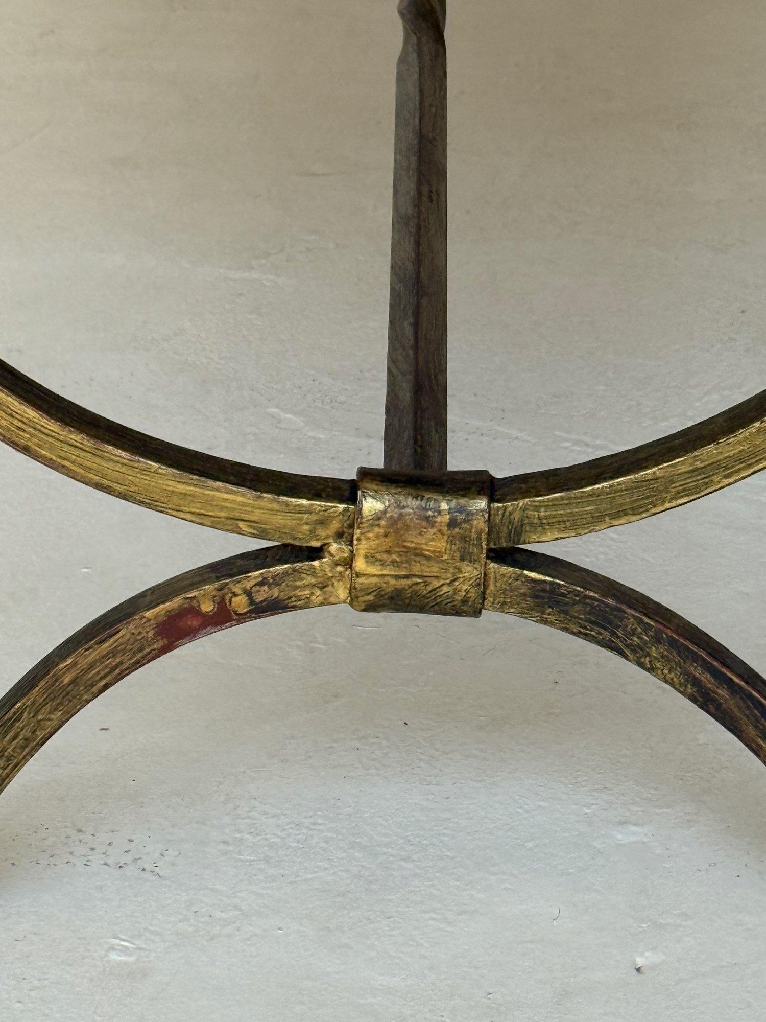 Banc espagnol en fer doré avec pieds chantournés en mousse en vente 4