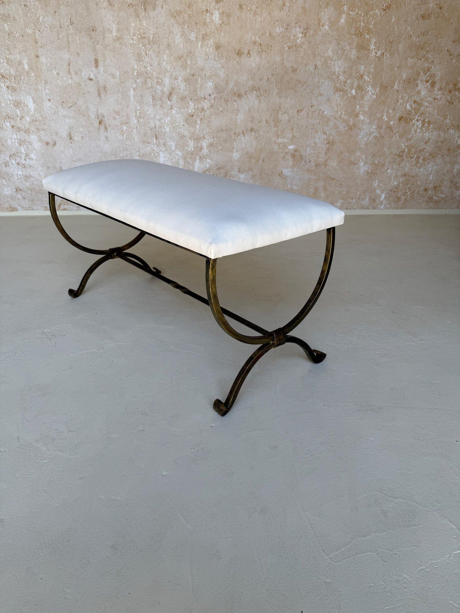 Banc espagnol en fer doré avec pieds chantournés en mousse en vente 5