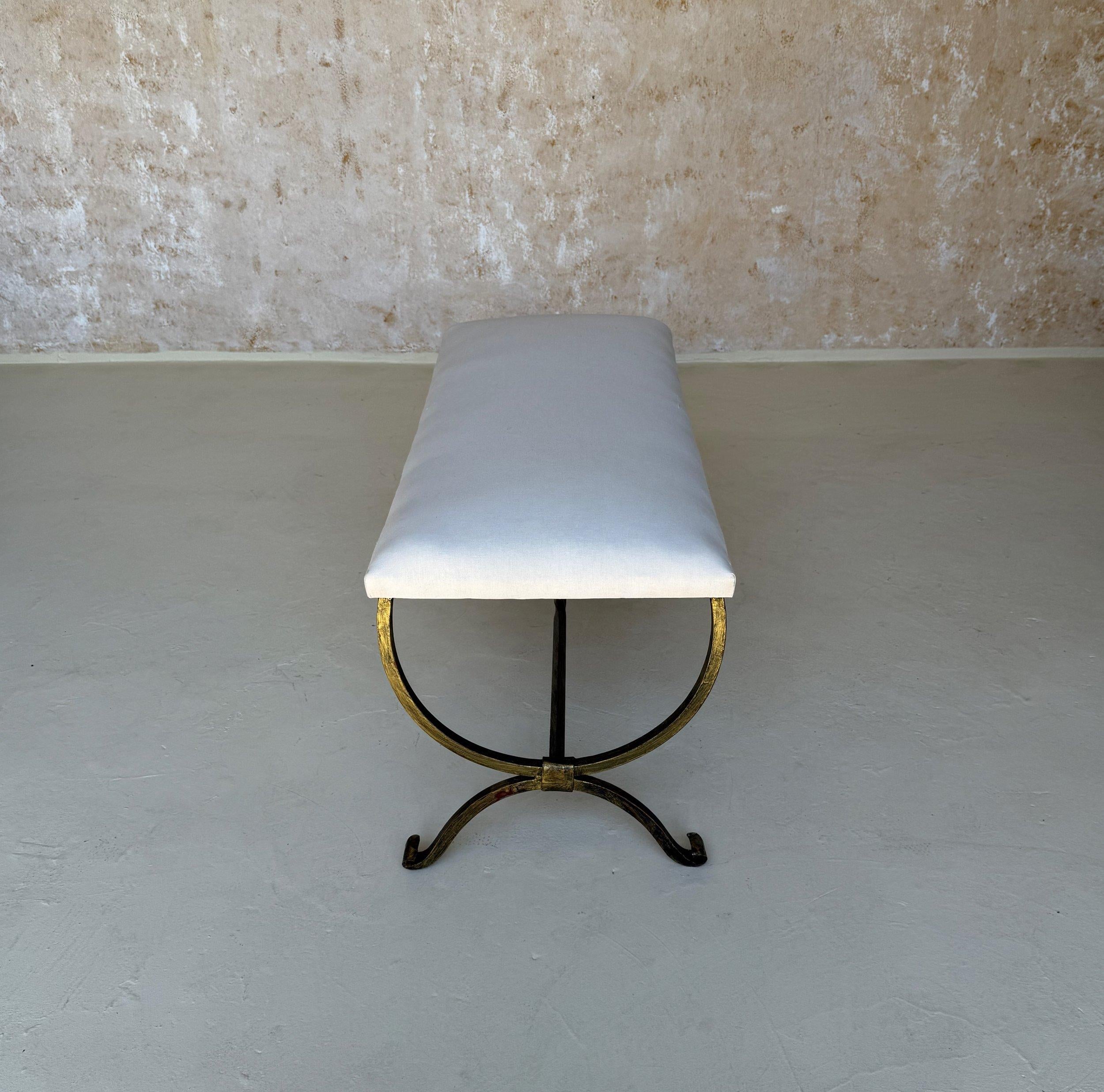 Banc espagnol en fer doré avec pieds chantournés en mousse en vente 6