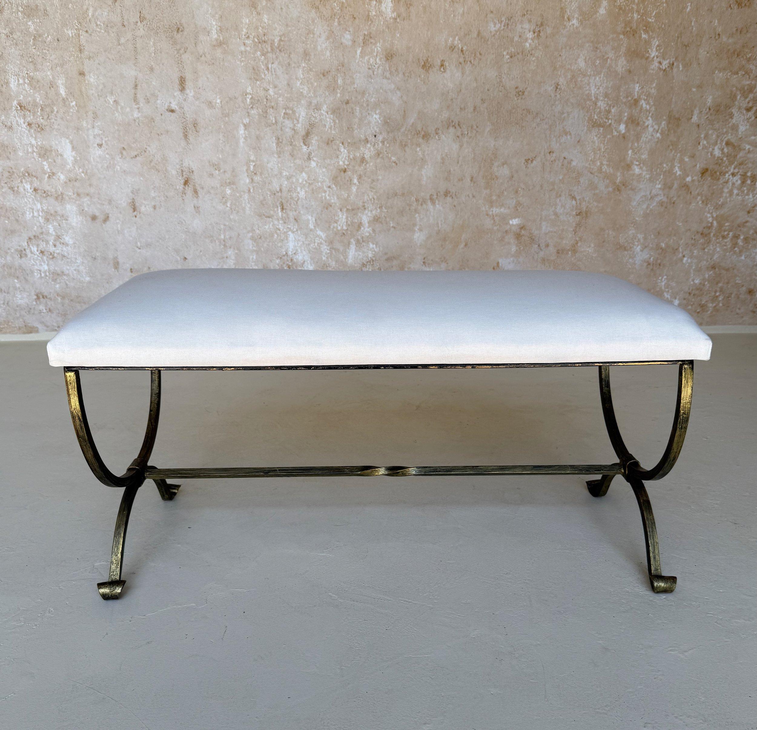 Espagnol Banc espagnol en fer doré avec pieds chantournés en mousse en vente