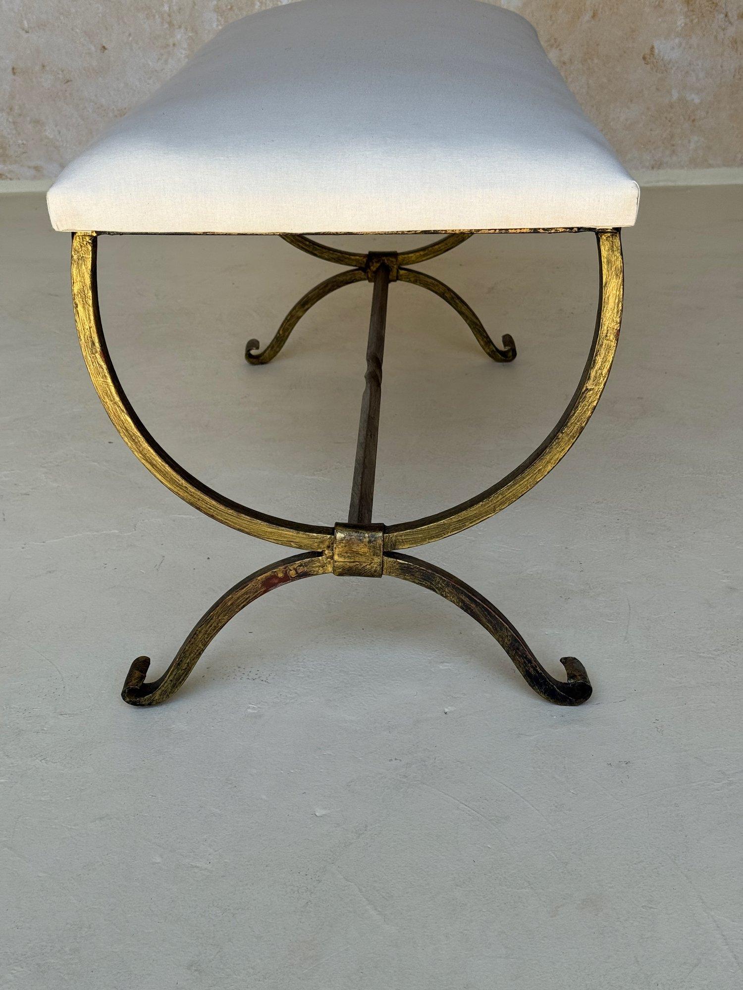 Doré Banc espagnol en fer doré avec pieds chantournés en mousse en vente