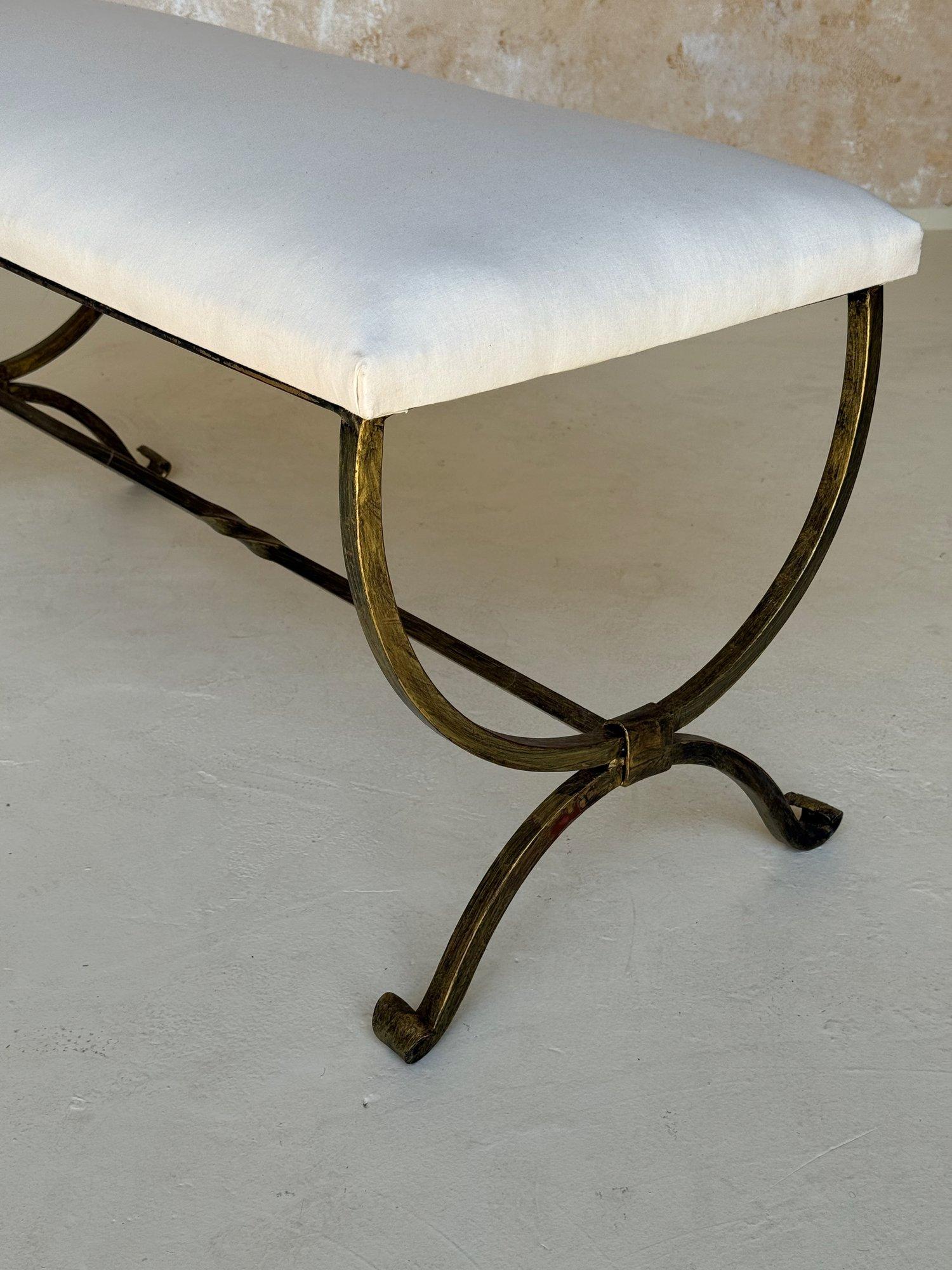XXIe siècle et contemporain Banc espagnol en fer doré avec pieds chantournés en mousse en vente