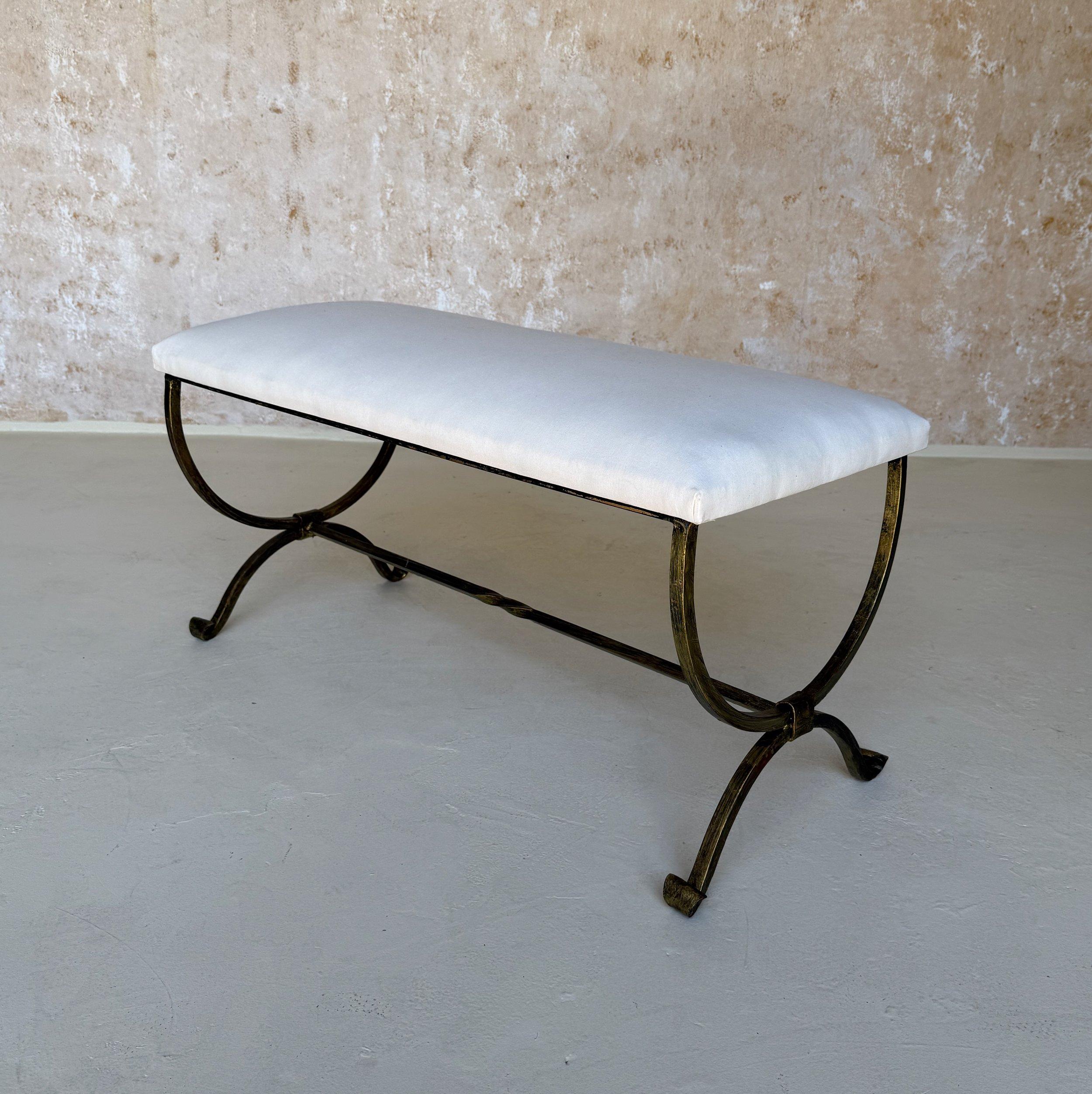 Fer Banc espagnol en fer doré avec pieds chantournés en mousse en vente