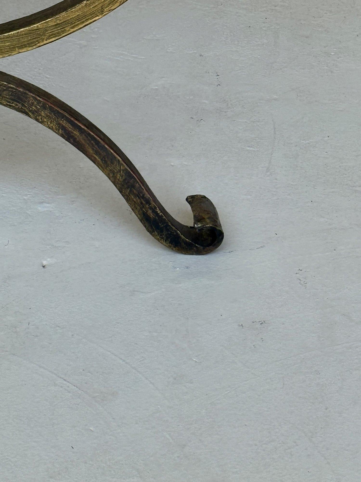 Banc espagnol en fer doré avec pieds chantournés en mousse en vente 1