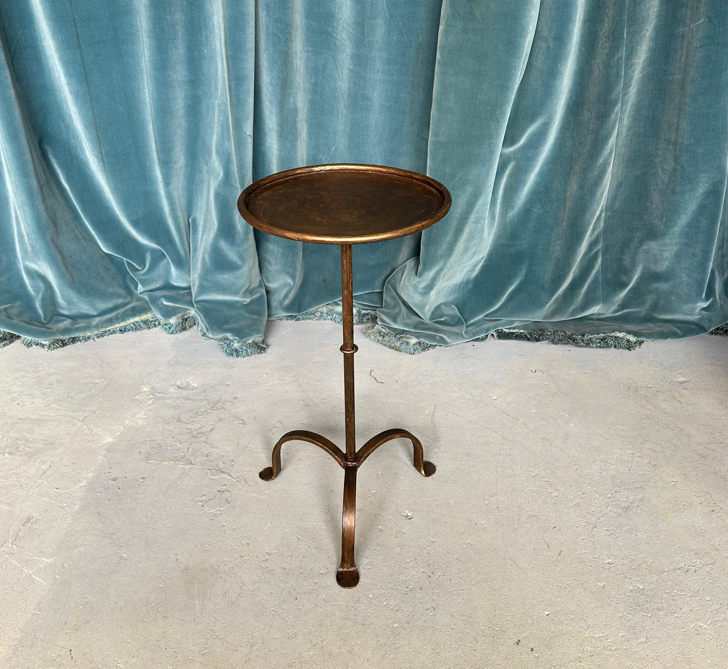 Espagnol Table à boissons espagnole en fer doré sur base tripode en vente