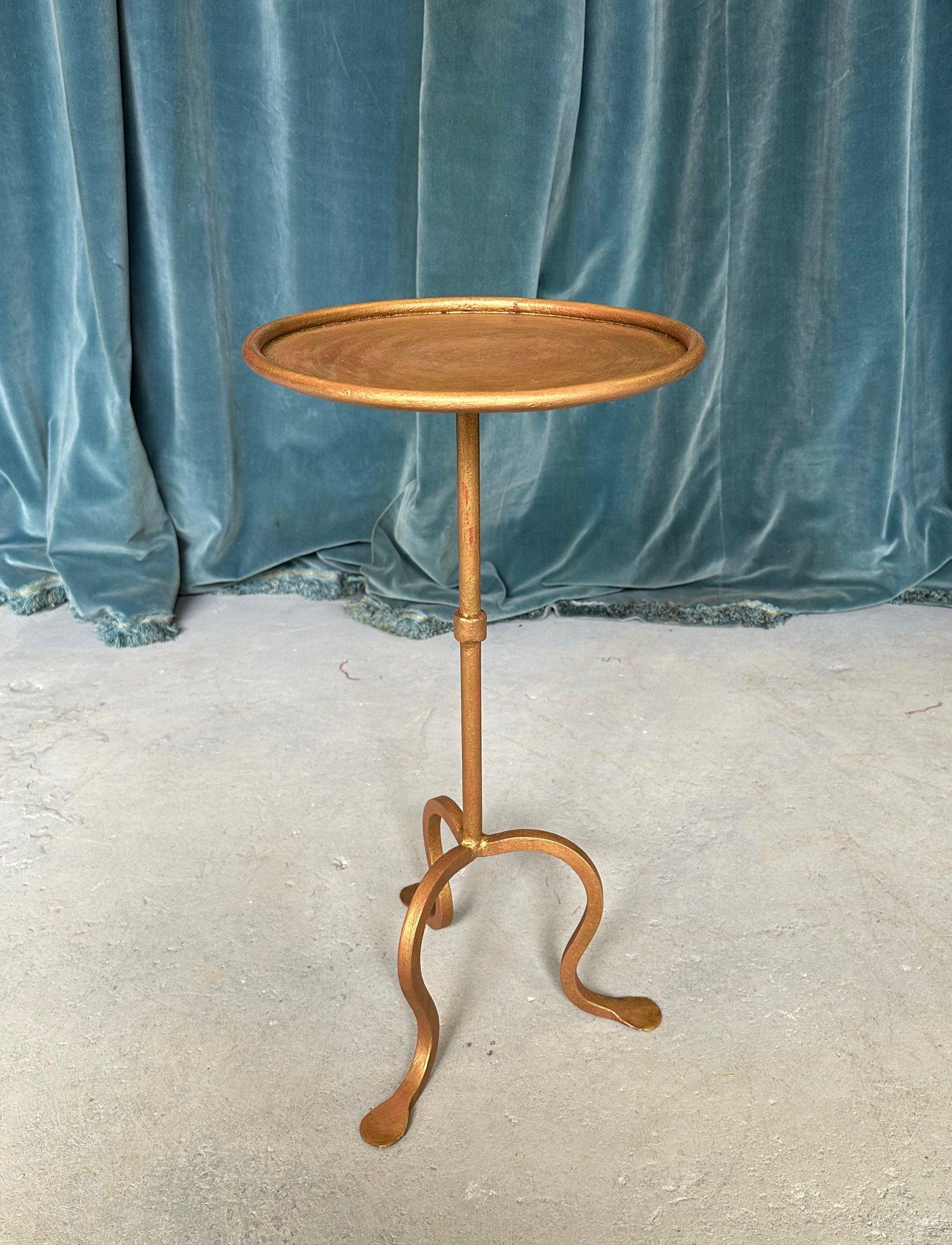 Espagnol Table à boissons espagnole en fer doré sur base tripode en vente