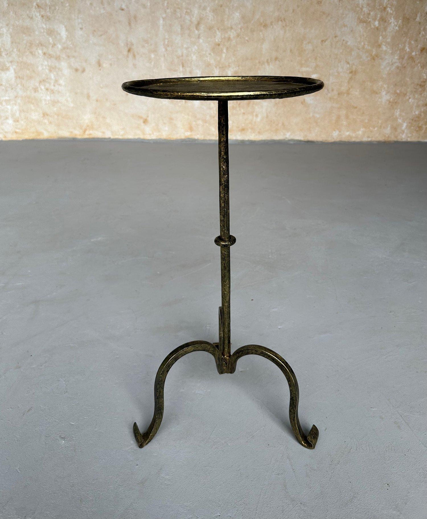 Table à boissons espagnole en fer doré sur base tripode Bon état - En vente à Buchanan, NY