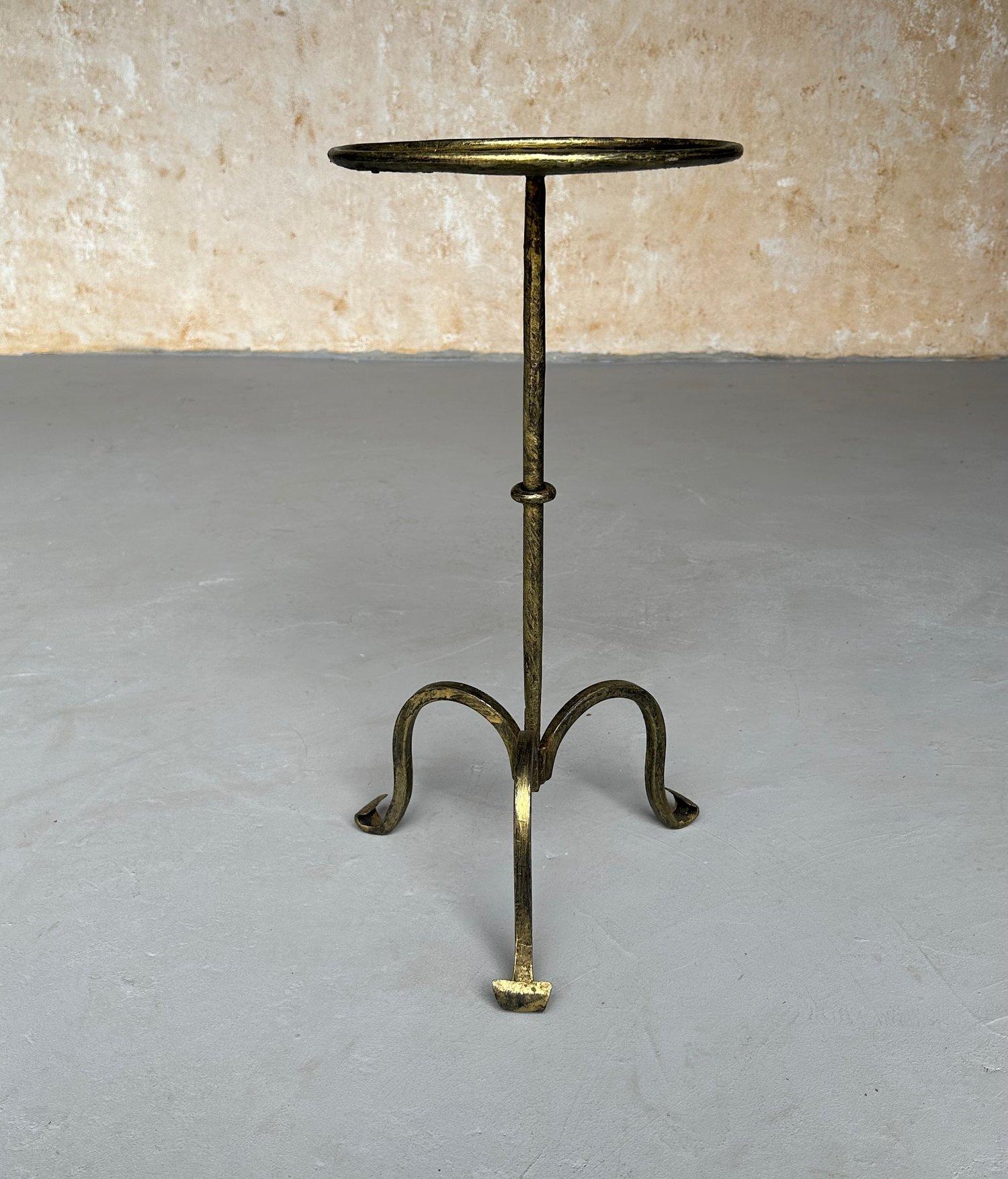 XXIe siècle et contemporain Table à boissons espagnole en fer doré sur base tripode en vente
