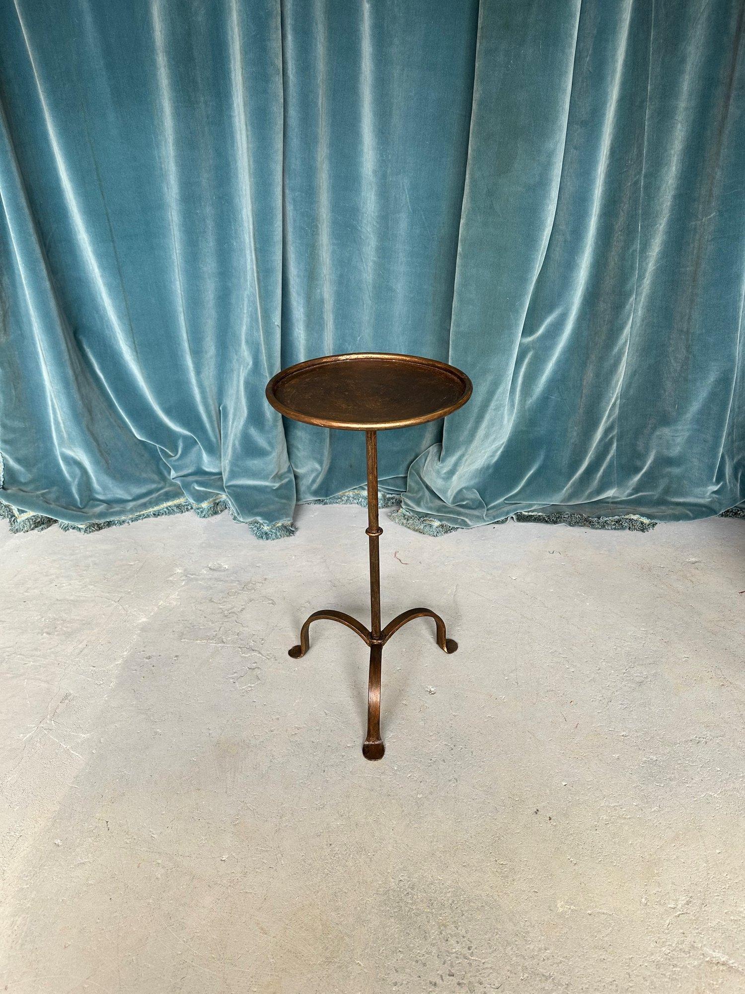 XXIe siècle et contemporain Table à boissons espagnole en fer doré sur base tripode en vente