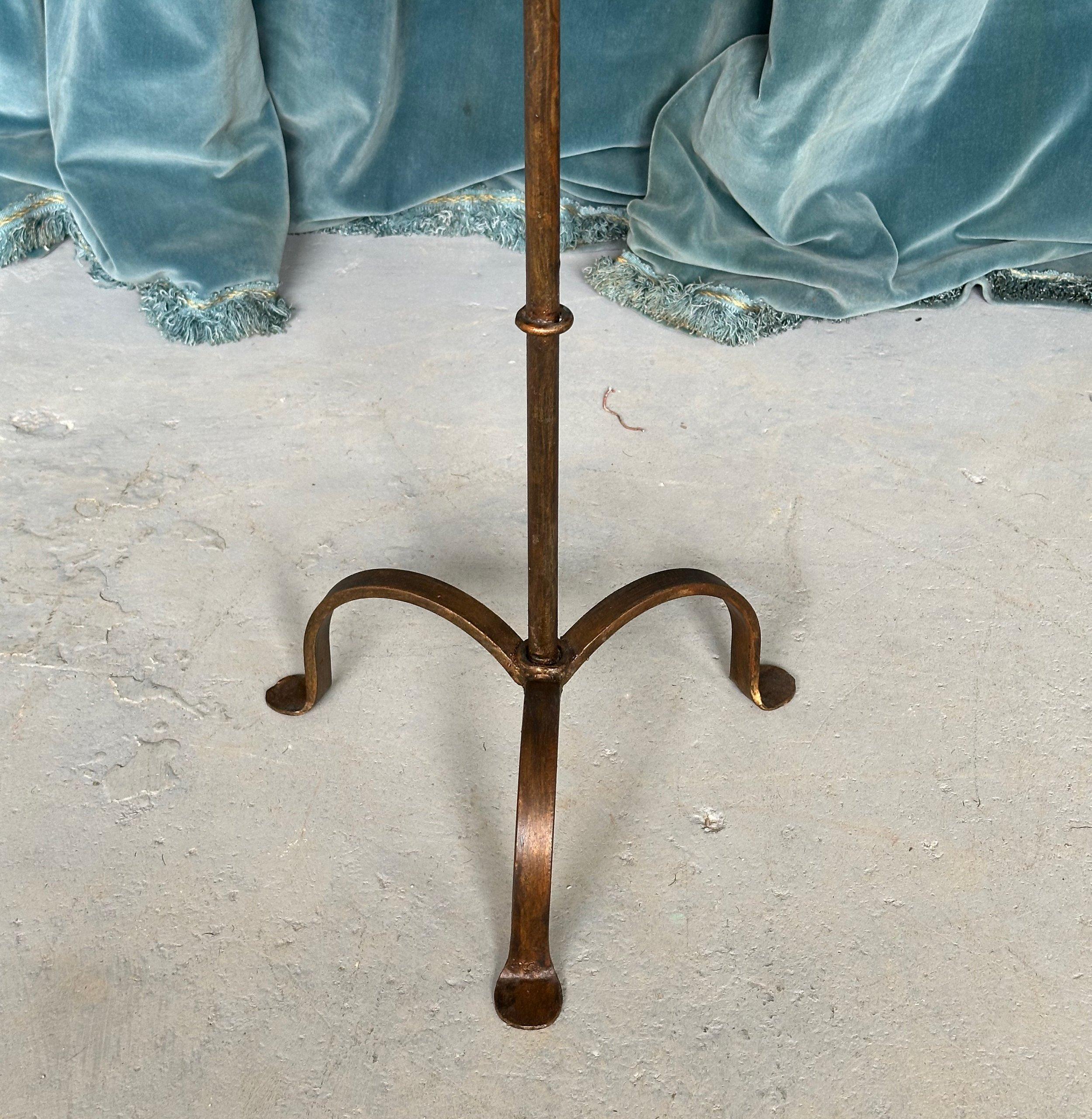 Métal Table à boissons espagnole en fer doré sur base tripode en vente