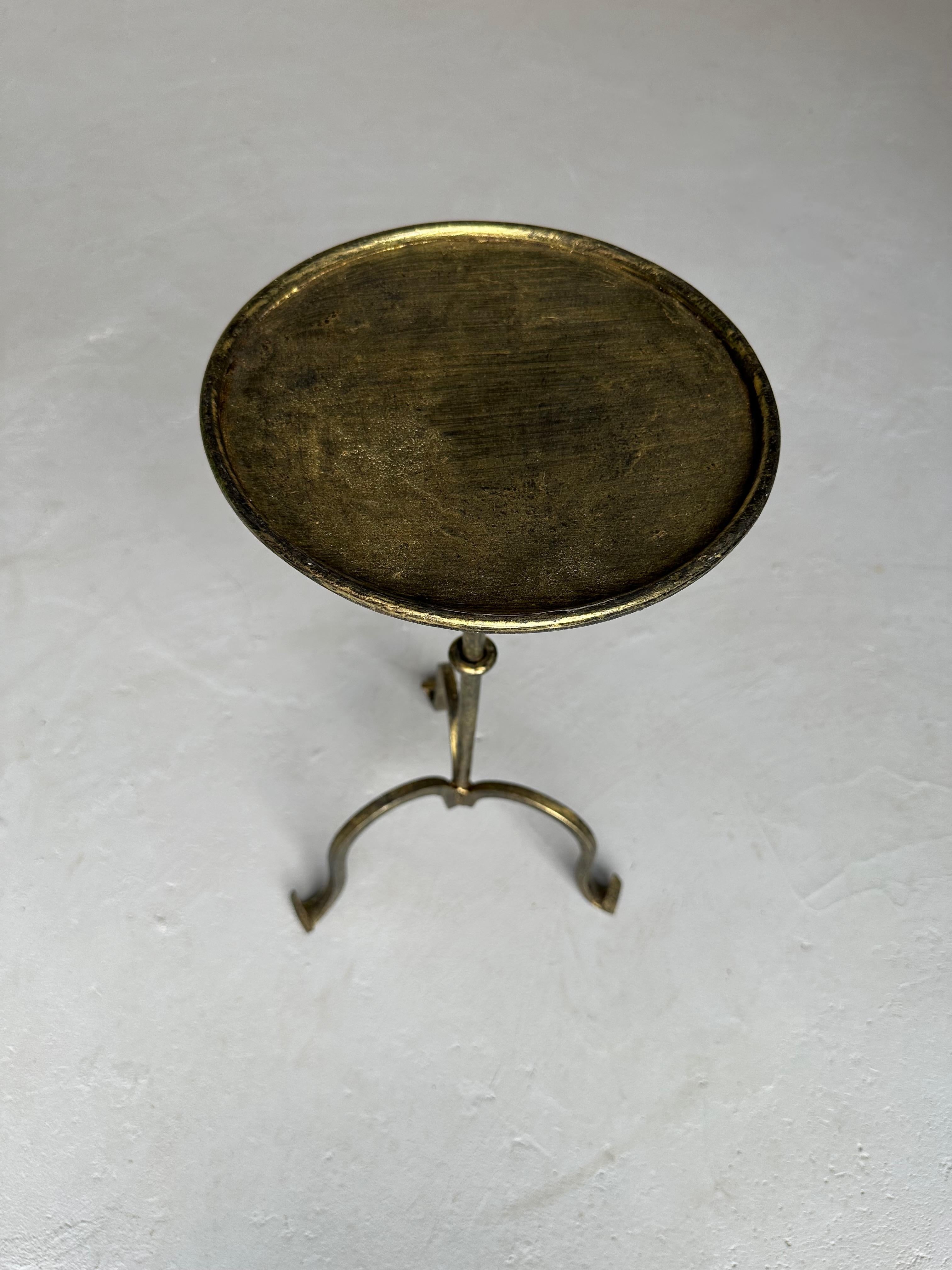 Mesa de bebidas española de hierro dorado sobre base trípode Hierro en venta