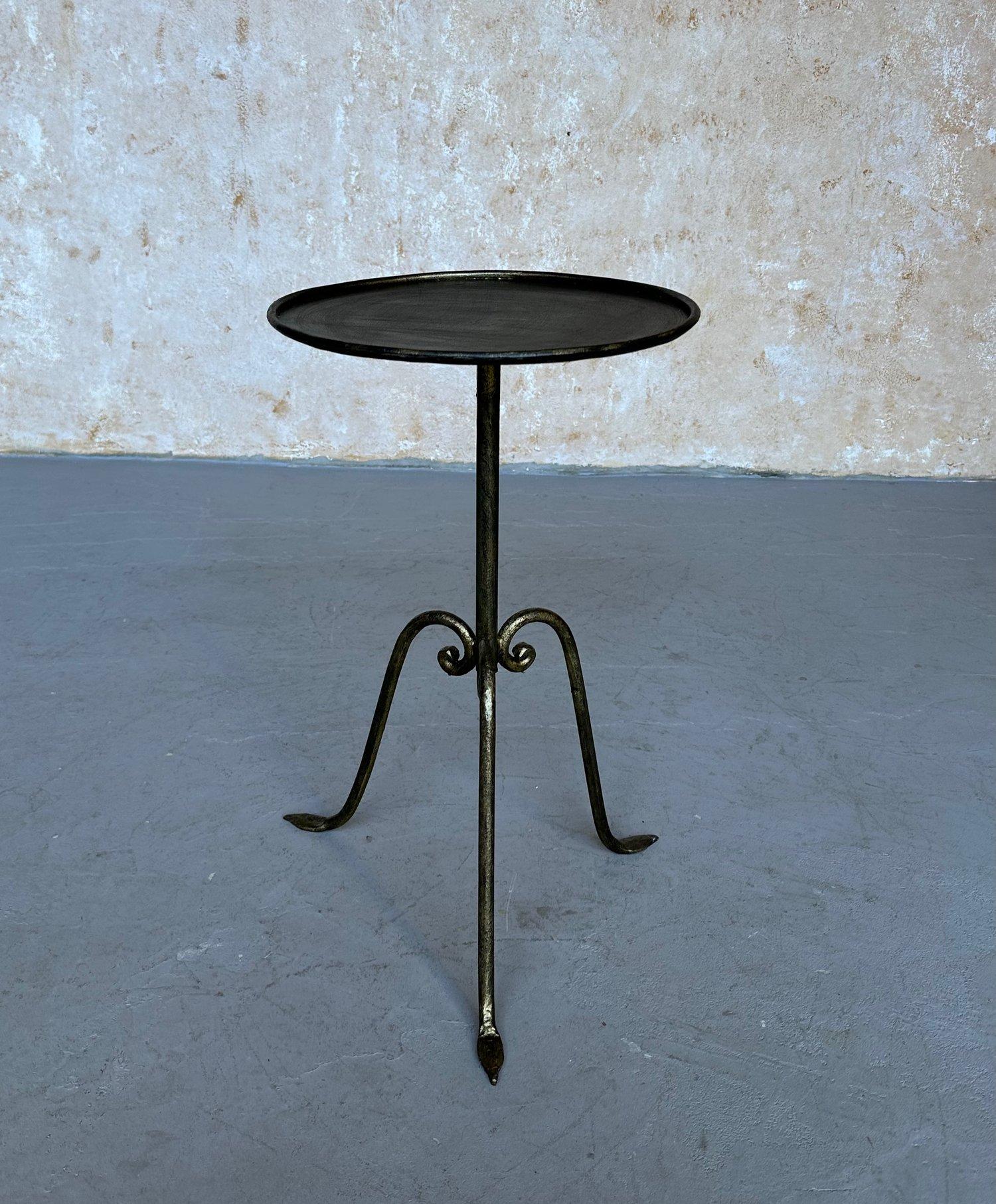 Table à boissons espagnole en fer doré sur une base tripode surélevée en vente 2