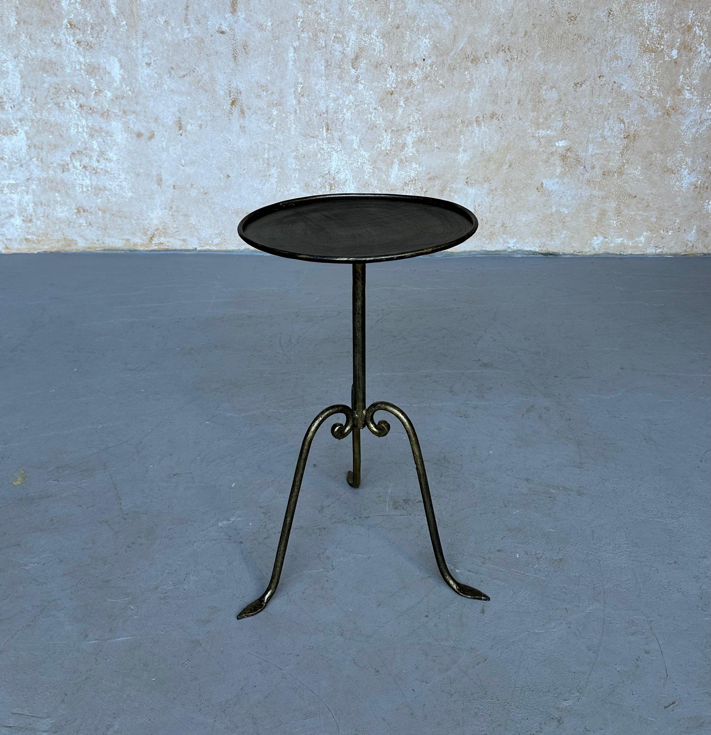 Doré Table à boissons espagnole en fer doré sur une base tripode surélevée en vente