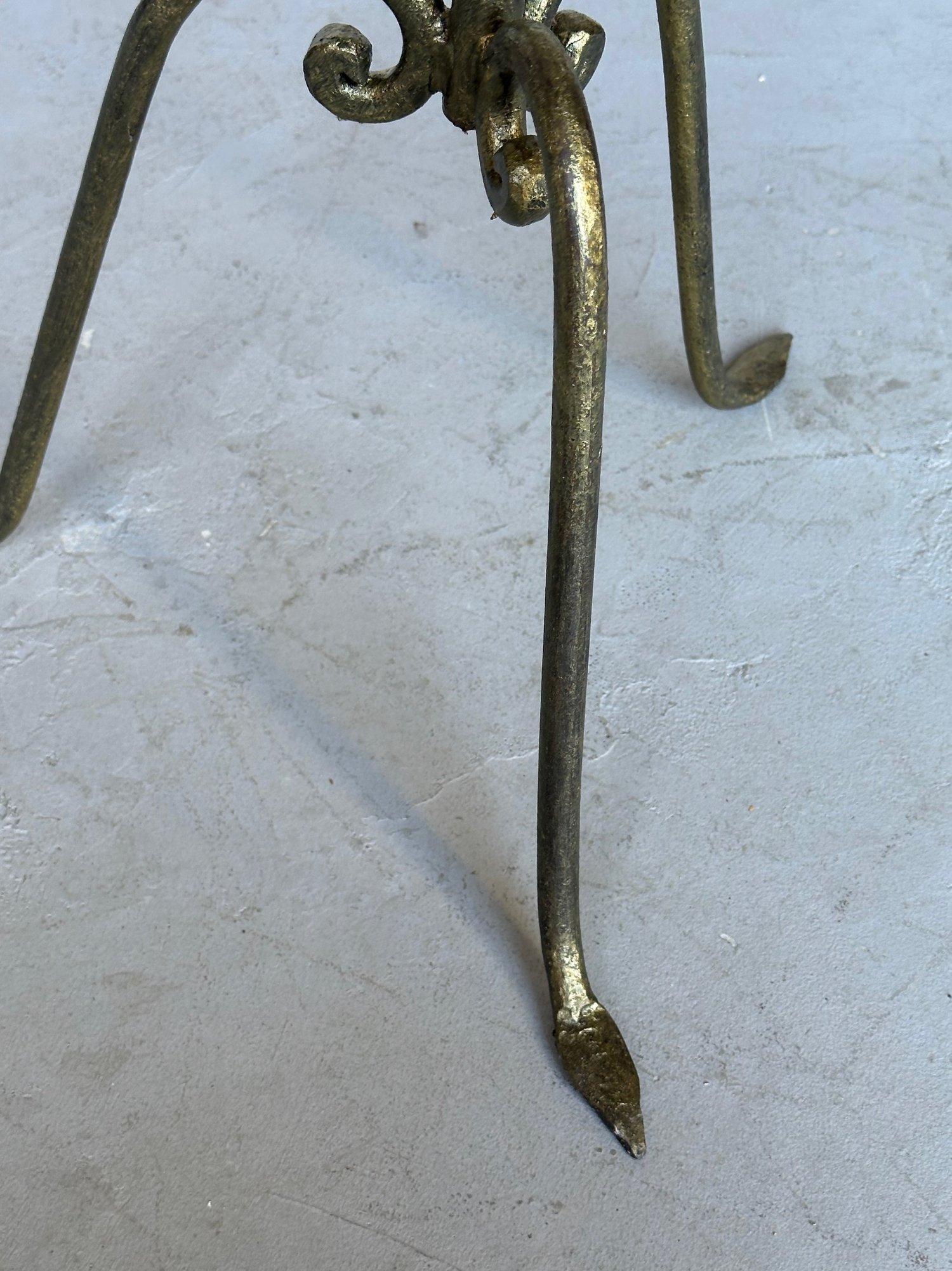 XXIe siècle et contemporain Table à boissons espagnole en fer doré sur une base tripode surélevée en vente
