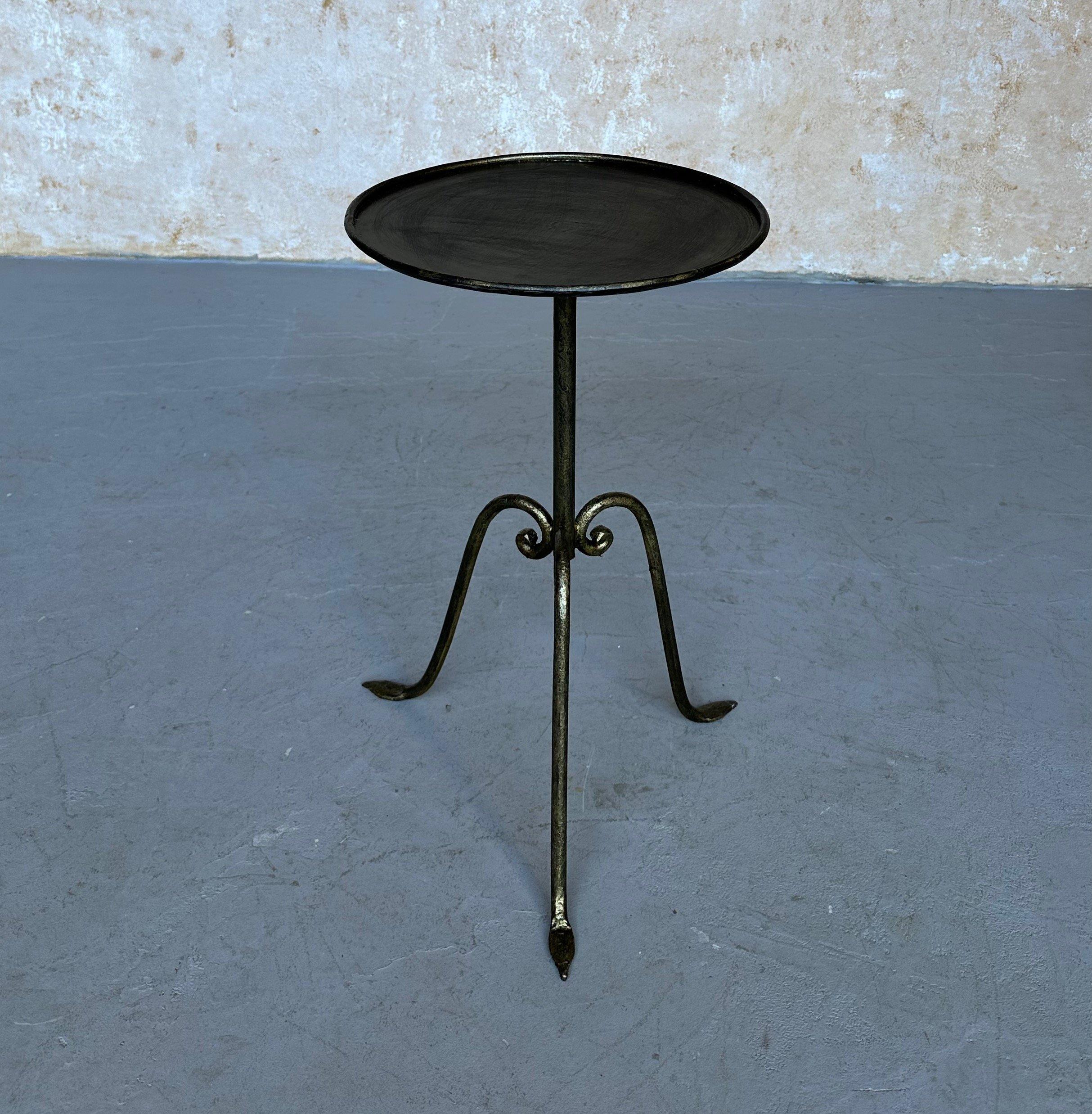 Fer Table à boissons espagnole en fer doré sur une base tripode surélevée en vente
