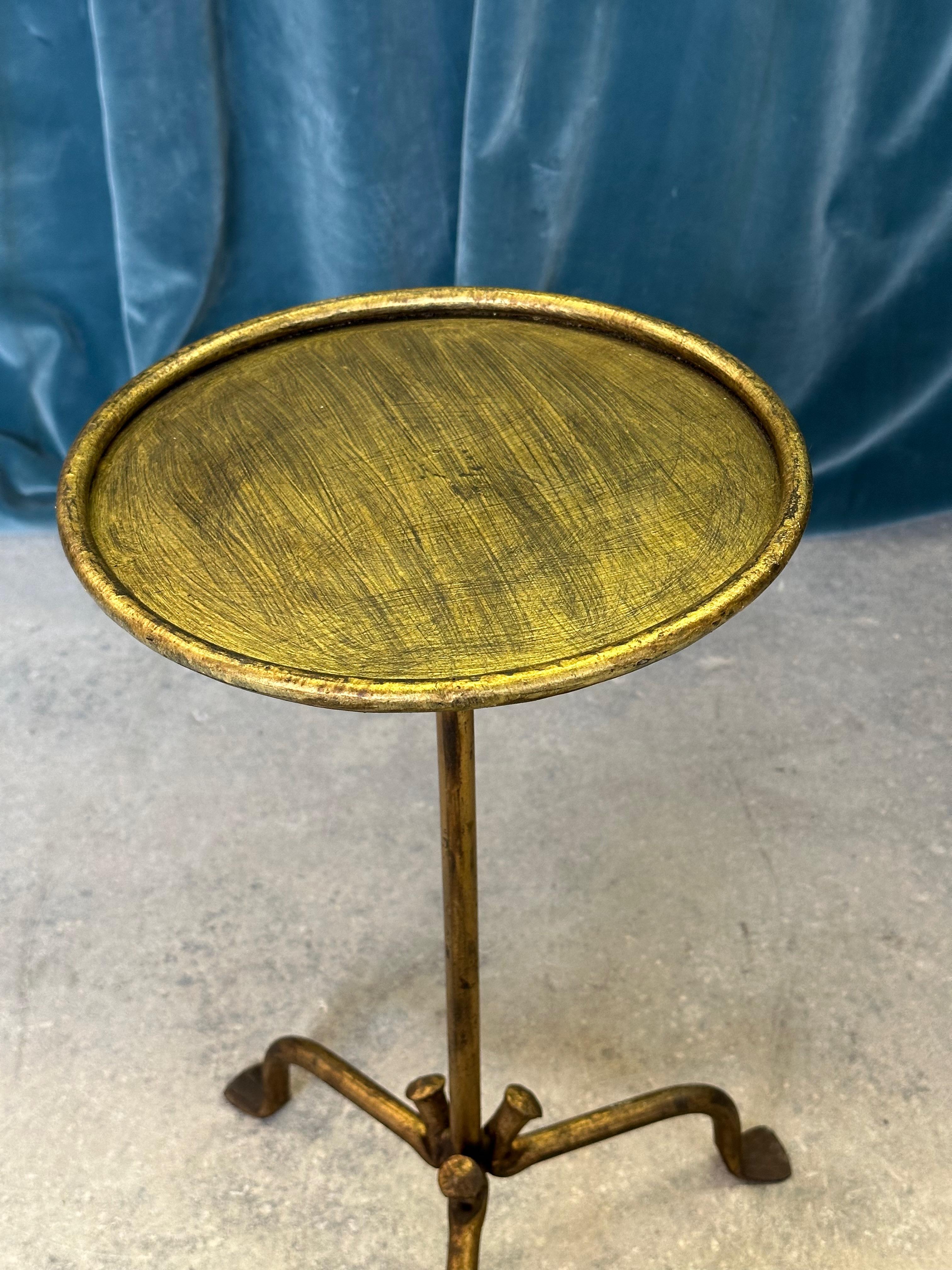 Mesa de Bebidas de Hierro Dorado Español con Base Trípode Curvada en venta 4