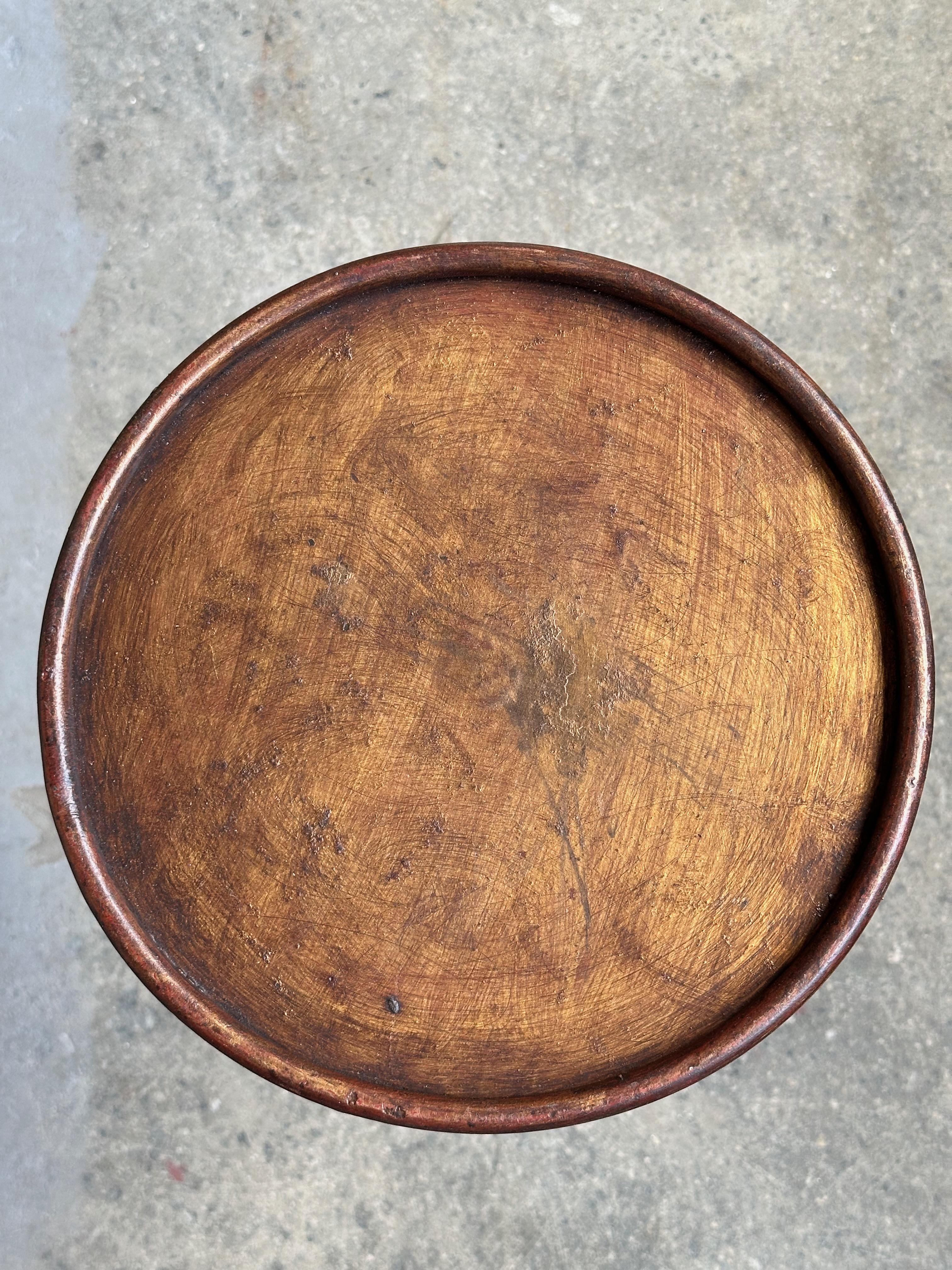 Mesa de Bebidas de Hierro Dorado Español con Base Trípode Curvada en venta 5