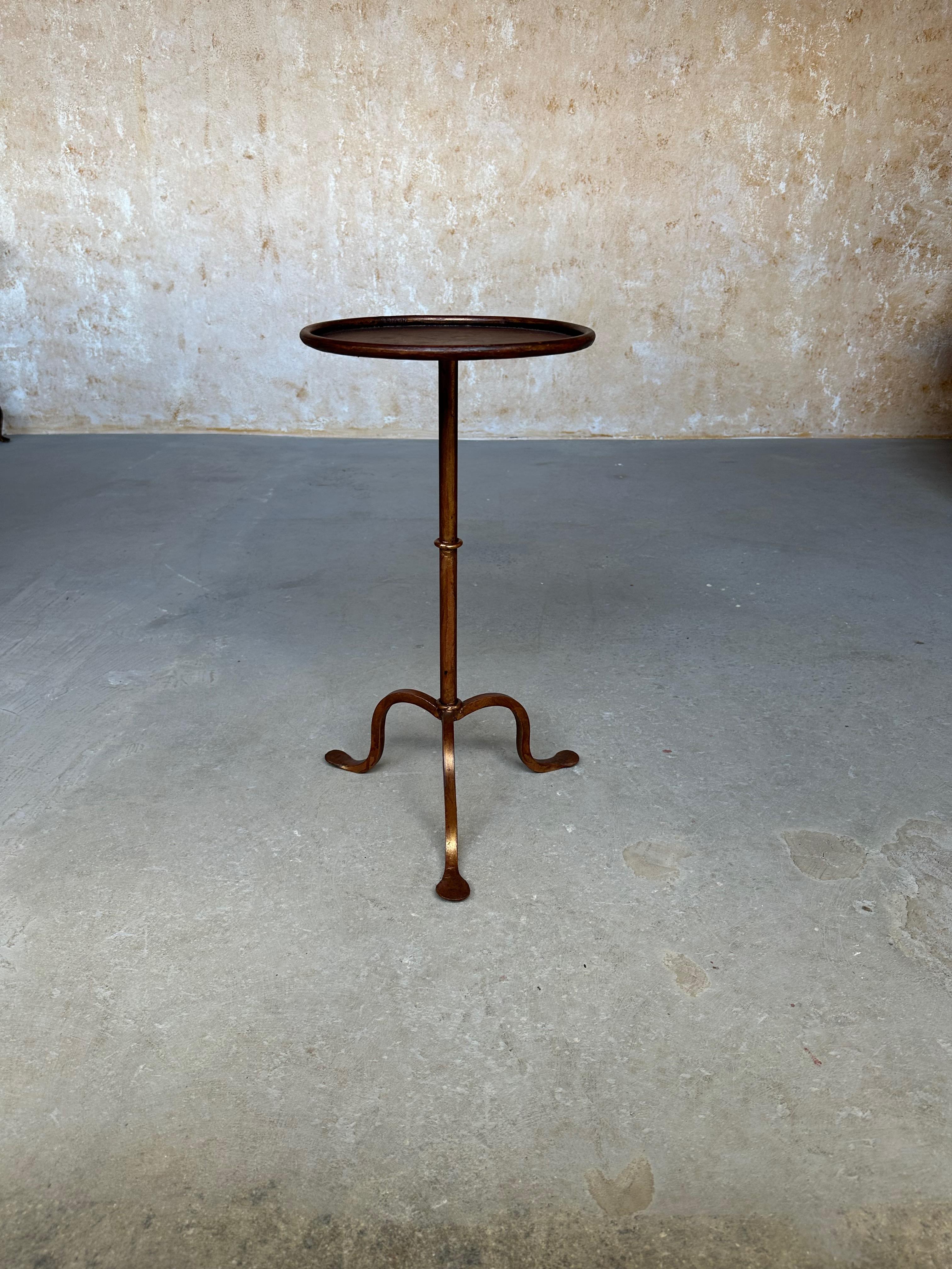 Mesa de Bebidas de Hierro Dorado Español con Base Trípode Curvada Siglo XXI y contemporáneo en venta