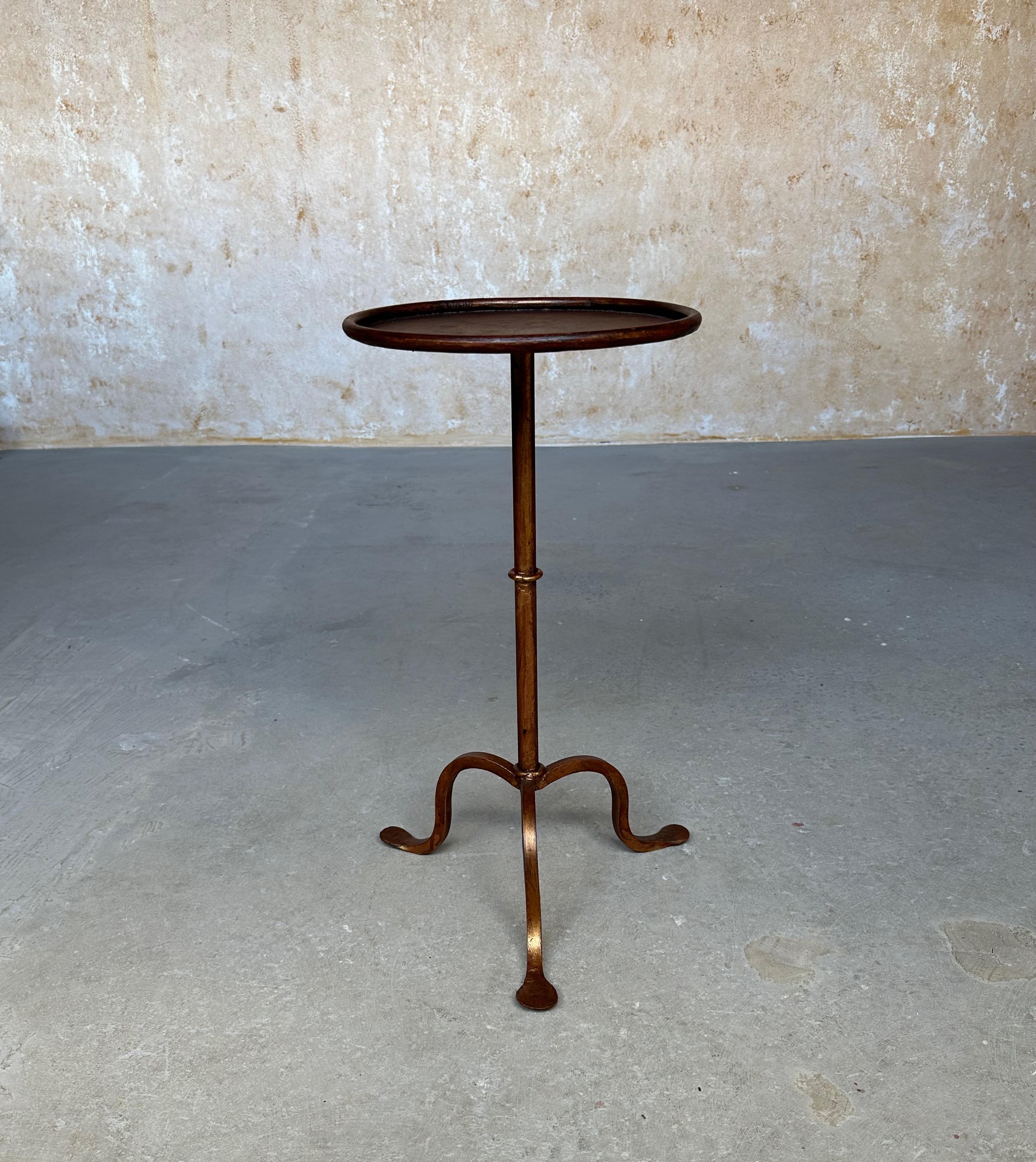 Mesa de Bebidas de Hierro Dorado Español con Base Trípode Curvada Metal en venta