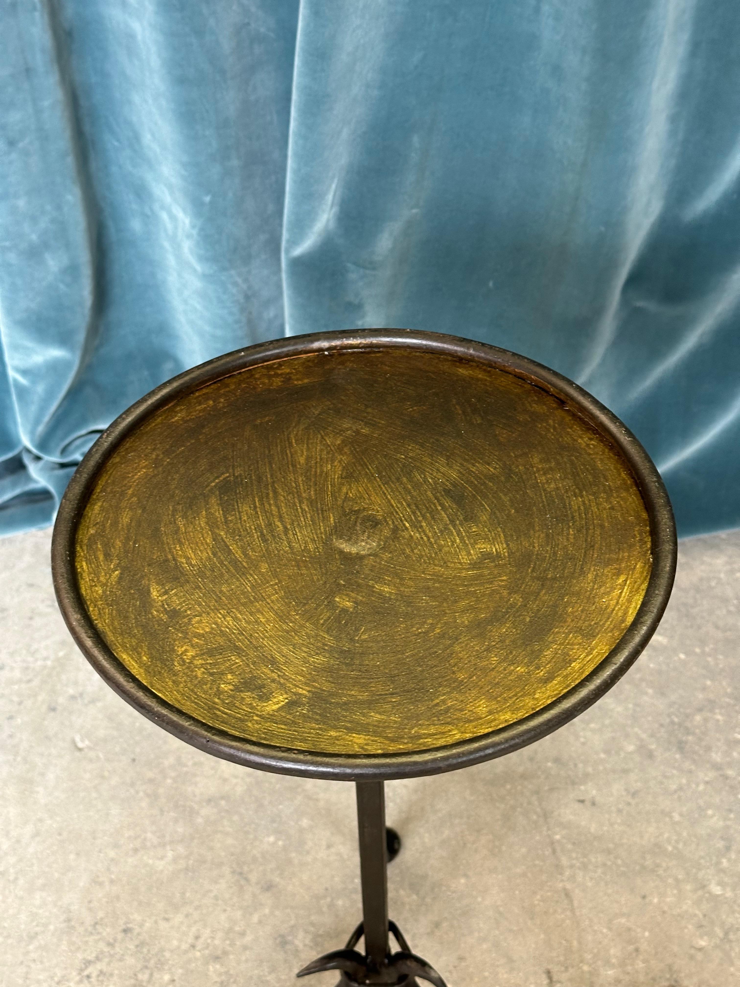 Mesa de bebidas española de hierro dorado con base pintada en venta 4