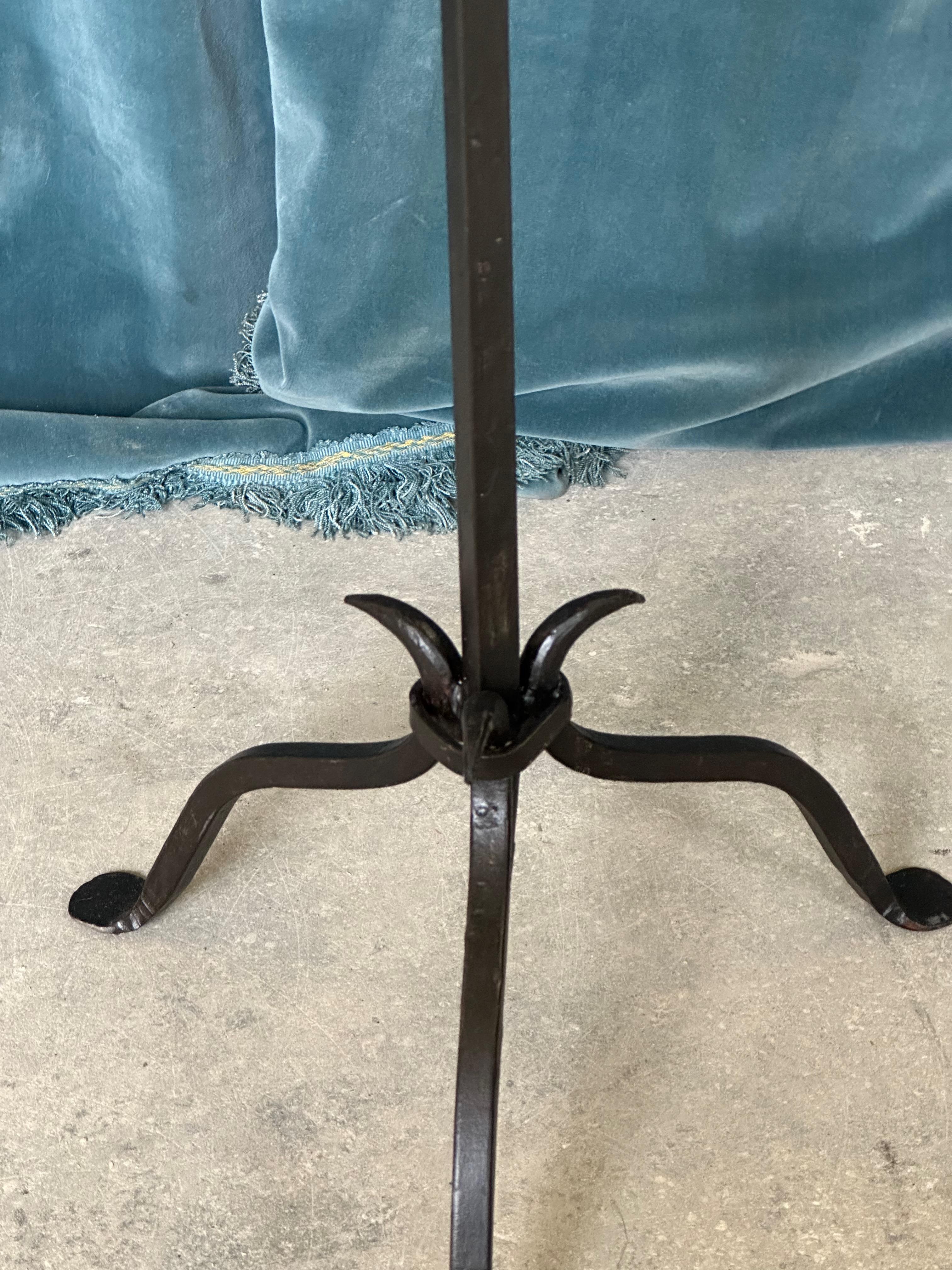 Mesa de bebidas española de hierro dorado con base pintada en Bueno estado para la venta en Buchanan, NY