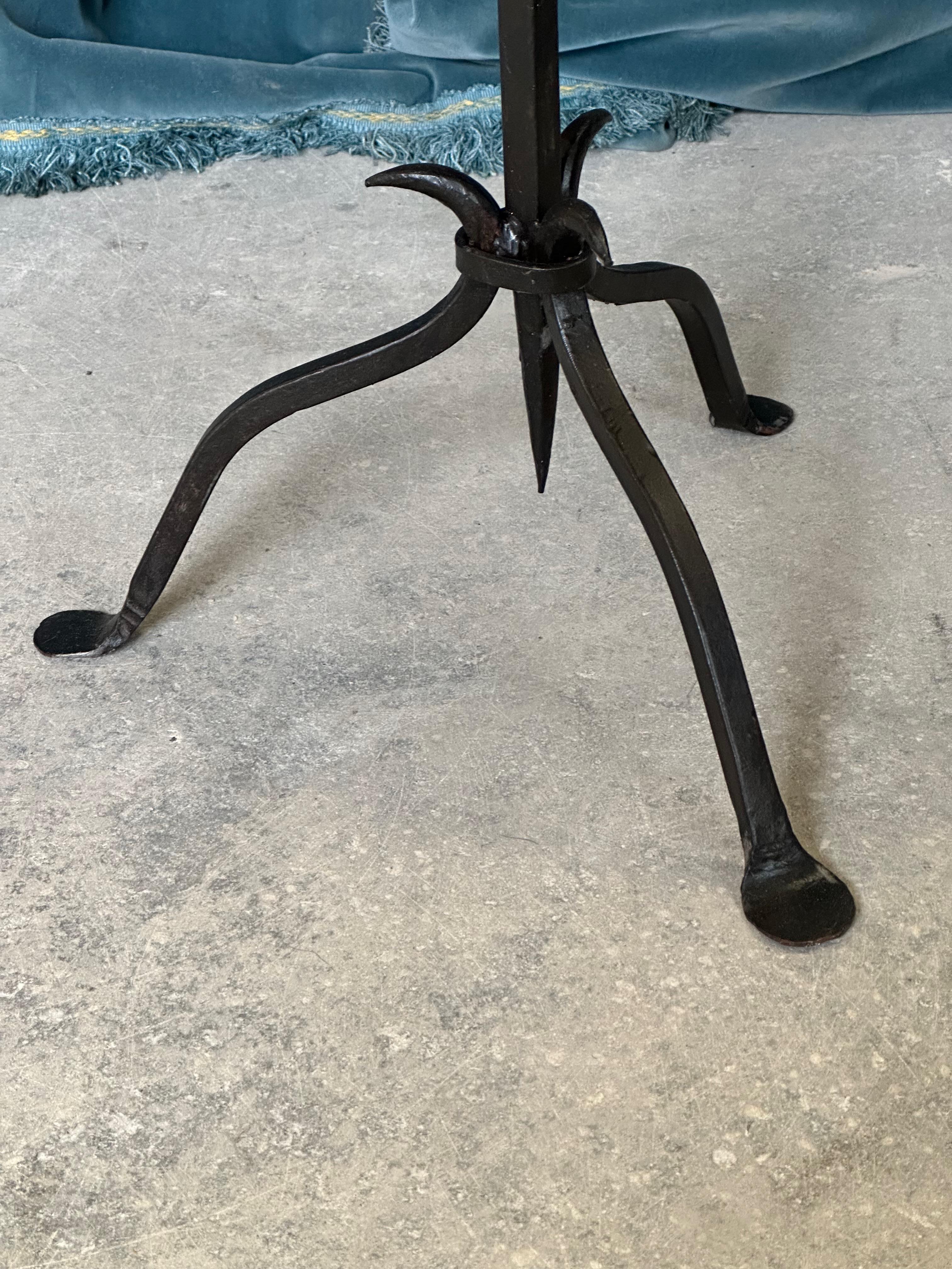 Mesa de bebidas española de hierro dorado con base pintada Metal en venta
