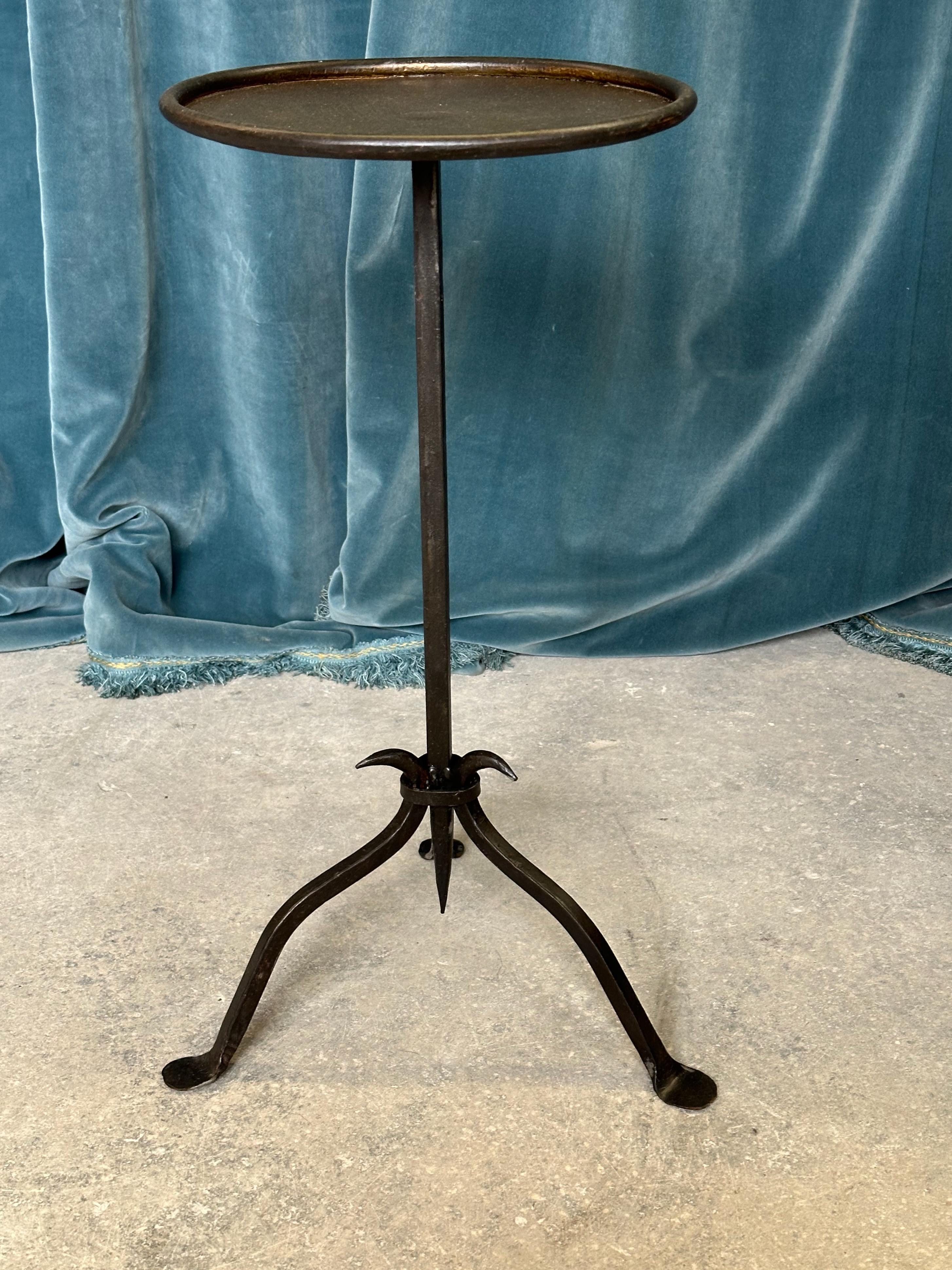 Mesa de bebidas española de hierro dorado con base pintada en venta 1