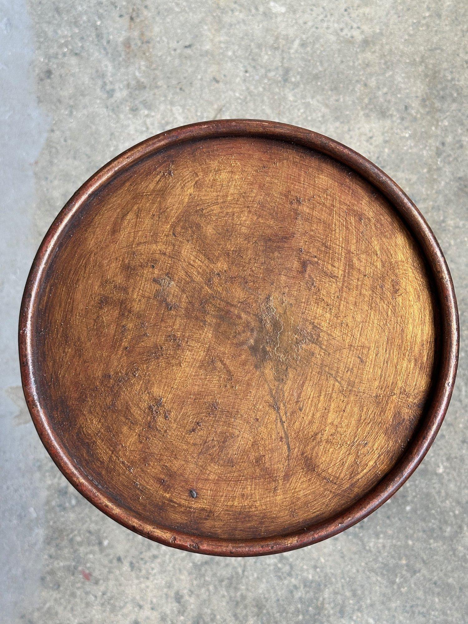 Table à boire espagnole en fer doré avec base tripode en vente 3