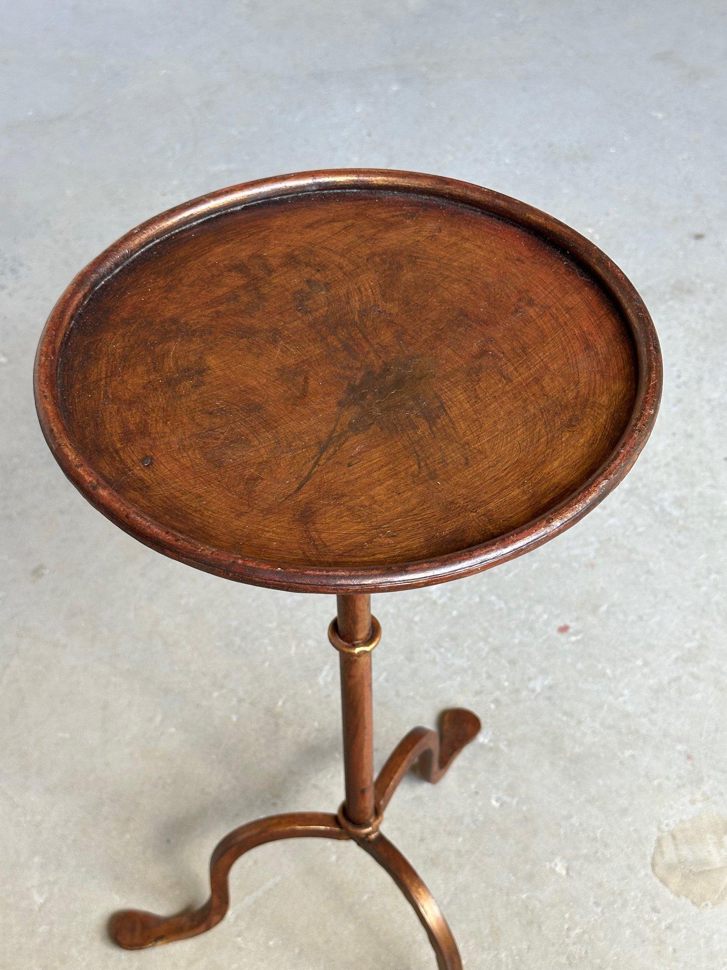 XXIe siècle et contemporain Table à boire espagnole en fer doré avec base tripode en vente