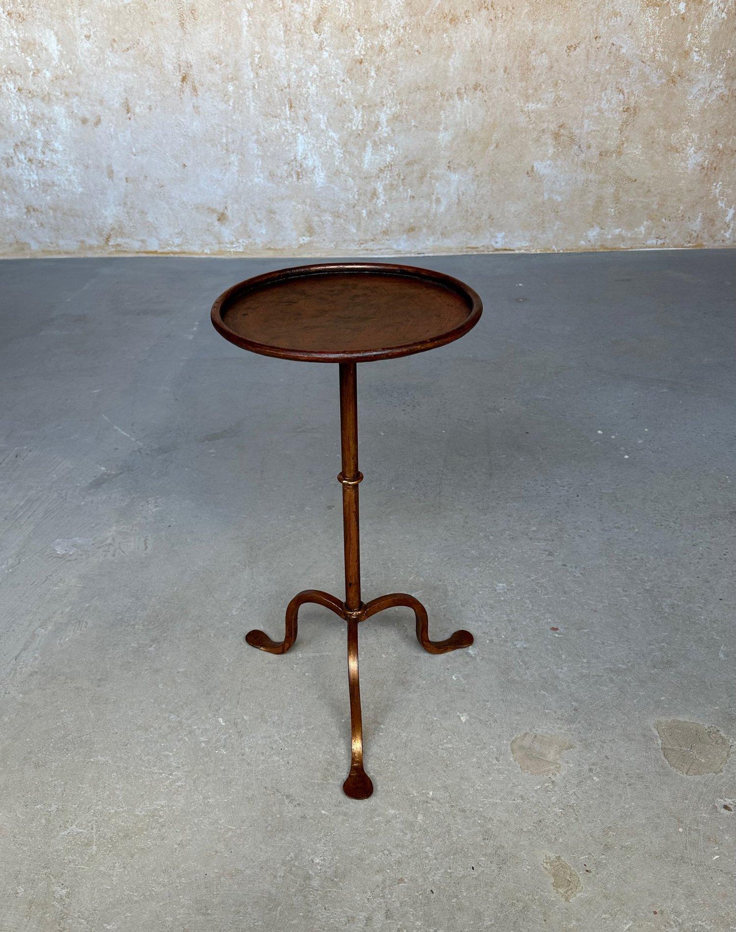 Métal Table à boire espagnole en fer doré avec base tripode en vente