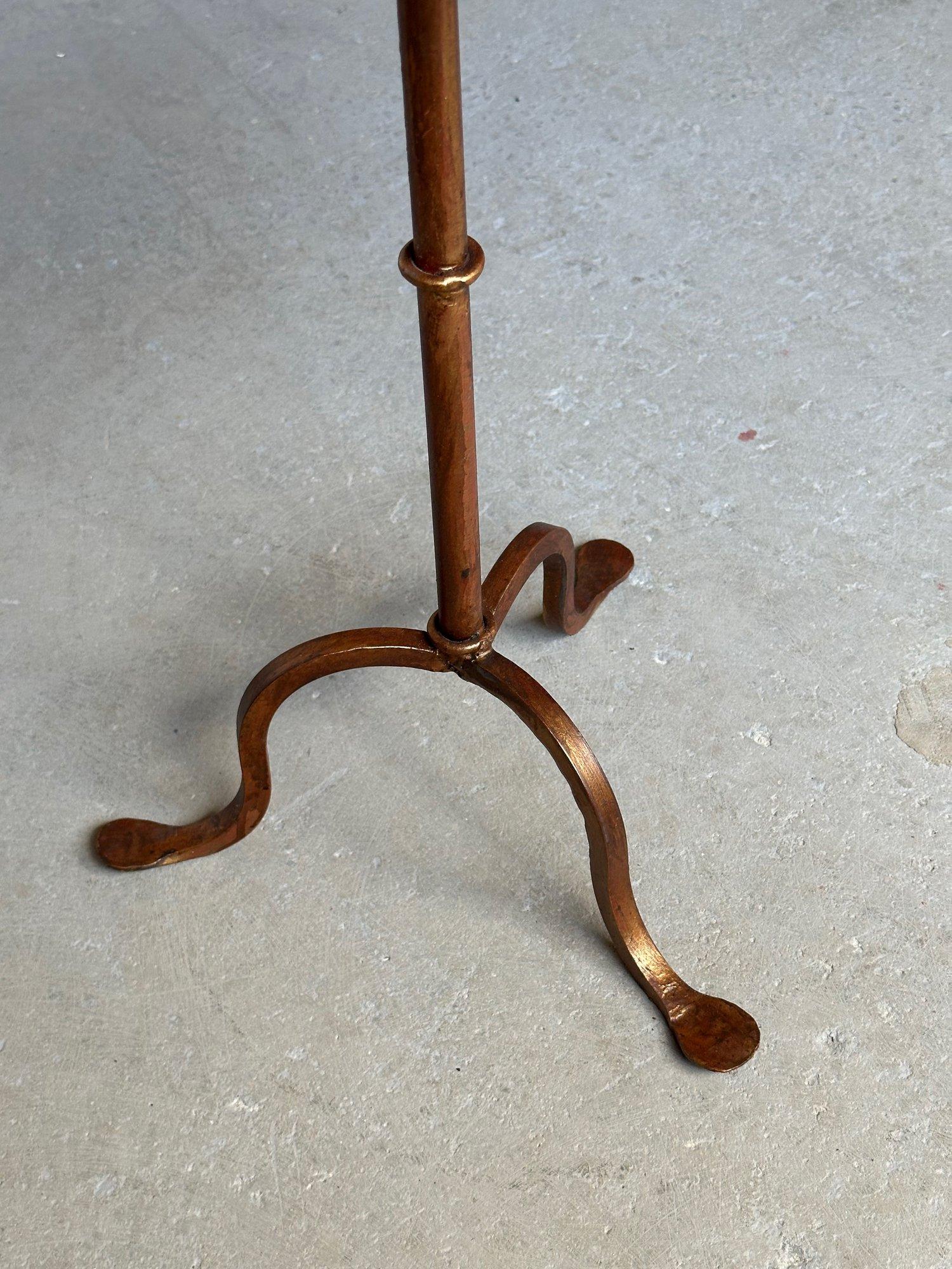 Table à boire espagnole en fer doré avec base tripode en vente 1